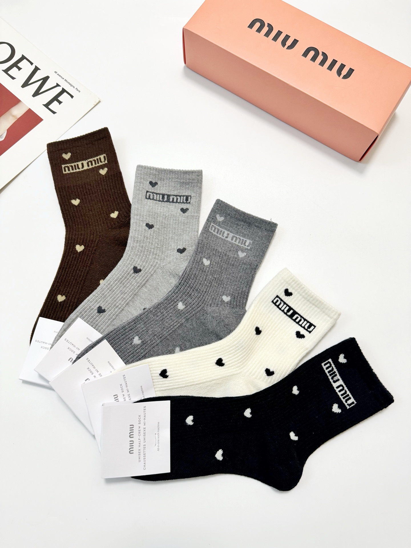 配包装🌟【一盒5 双】 🌟缪缪miumiu 经典字母 logo 羊绒混纺中筒袜 ，ins超火爆中筒袜，潮