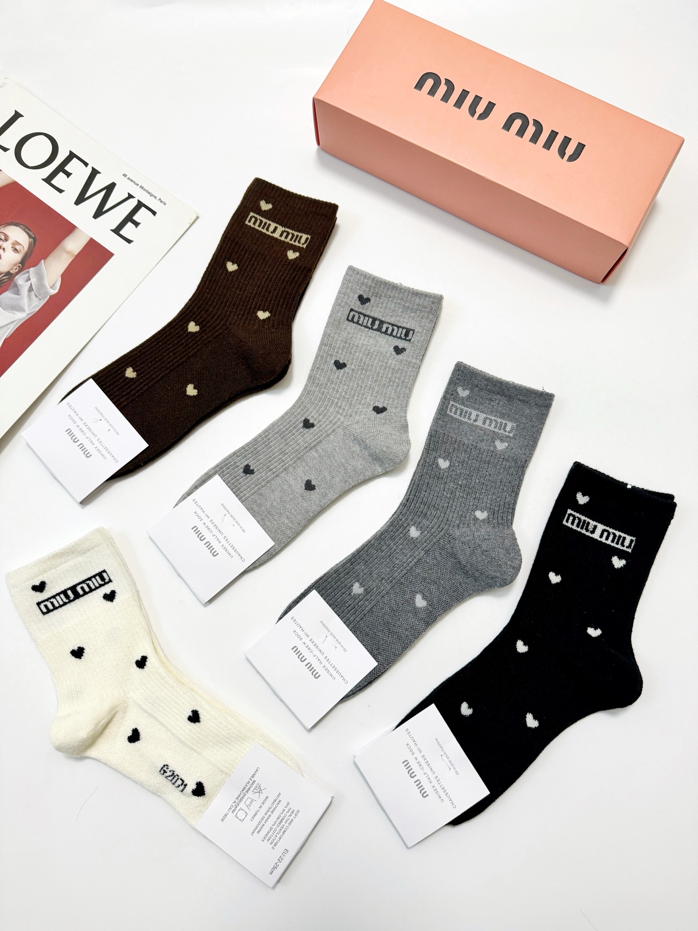 配包装🌟【一盒5 双】 🌟缪缪miumiu 经典字母 logo 羊绒混纺中筒袜 ，ins超火爆中筒袜，潮