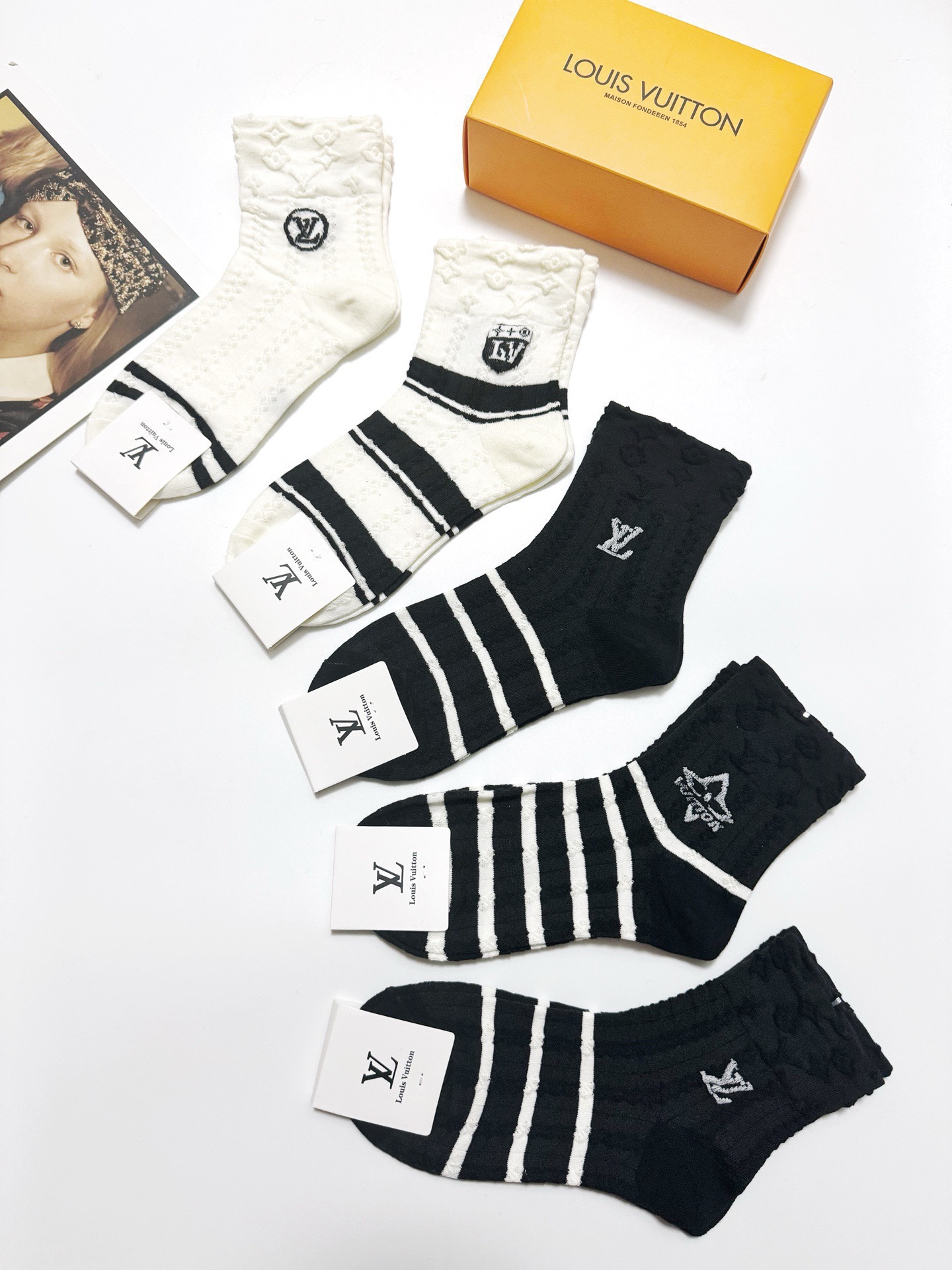 配包装🌟【一盒5 双】 🌟LV 路易威登 经典字母logo 纯棉短筒袜 ，ins超火爆中筒袜 纯棉小腿袜