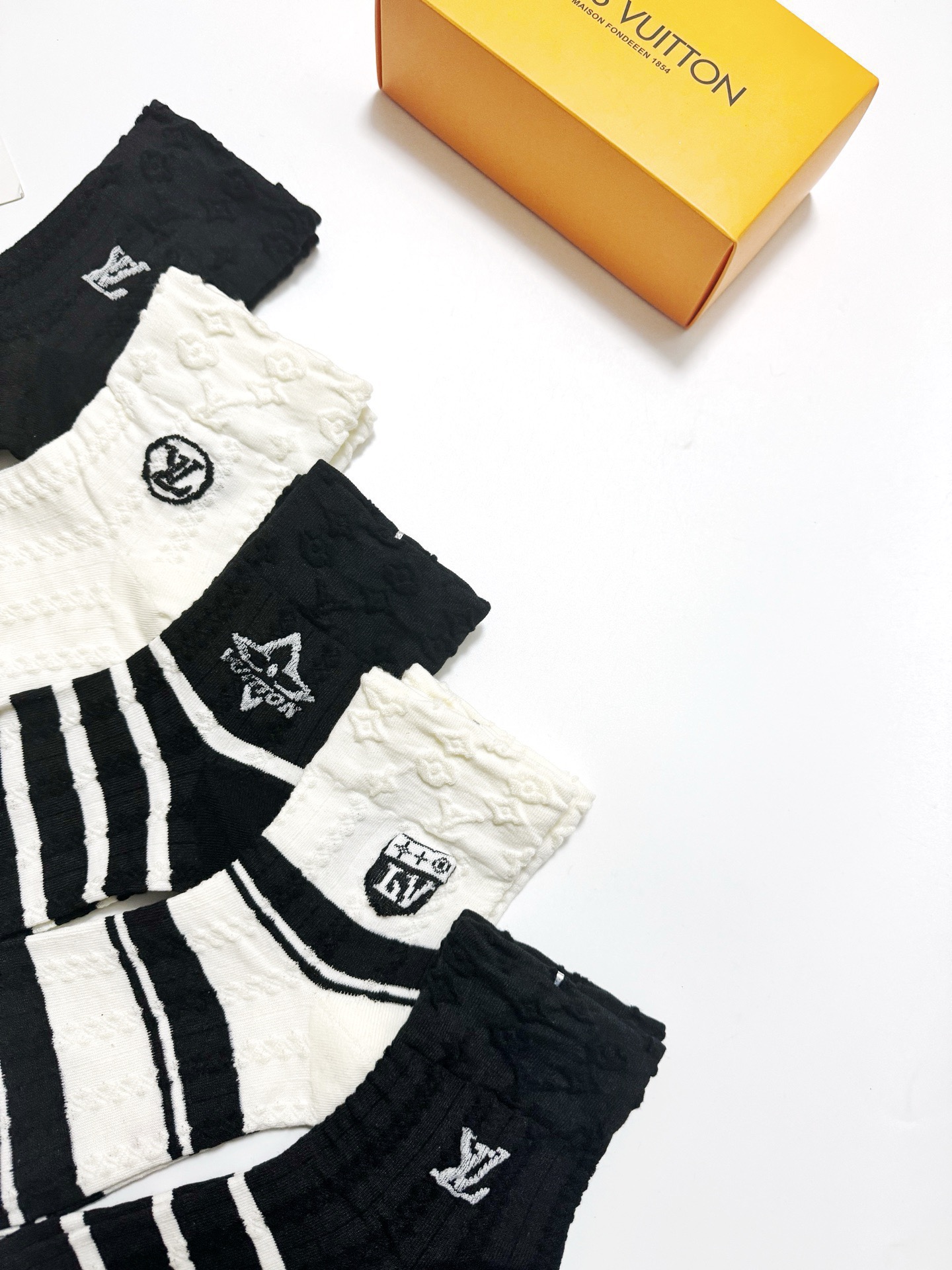 配包装🌟【一盒5 双】 🌟LV 路易威登 经典字母logo 纯棉短筒袜 ，ins超火爆中筒袜 纯棉小腿袜