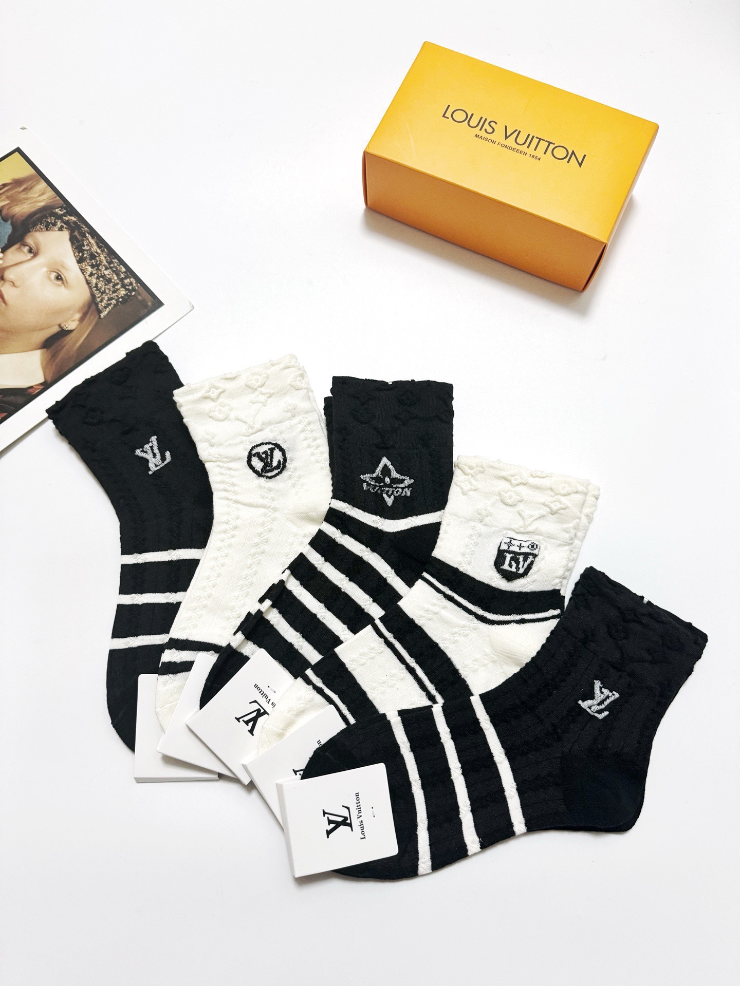 配包装🌟【一盒5 双】 🌟LV 路易威登 经典字母logo 纯棉短筒袜 ，ins超火爆中筒袜 纯棉小腿袜