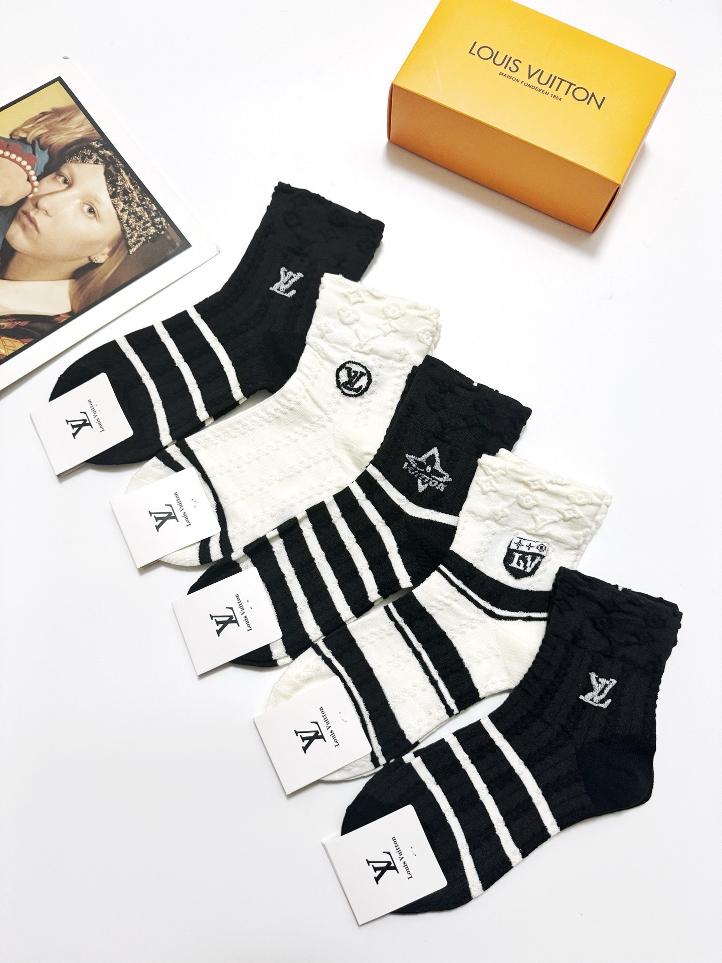 配包装🌟【一盒5 双】 🌟LV 路易威登 经典字母logo 纯棉短筒袜 ，ins超火爆中筒袜 纯棉小腿袜