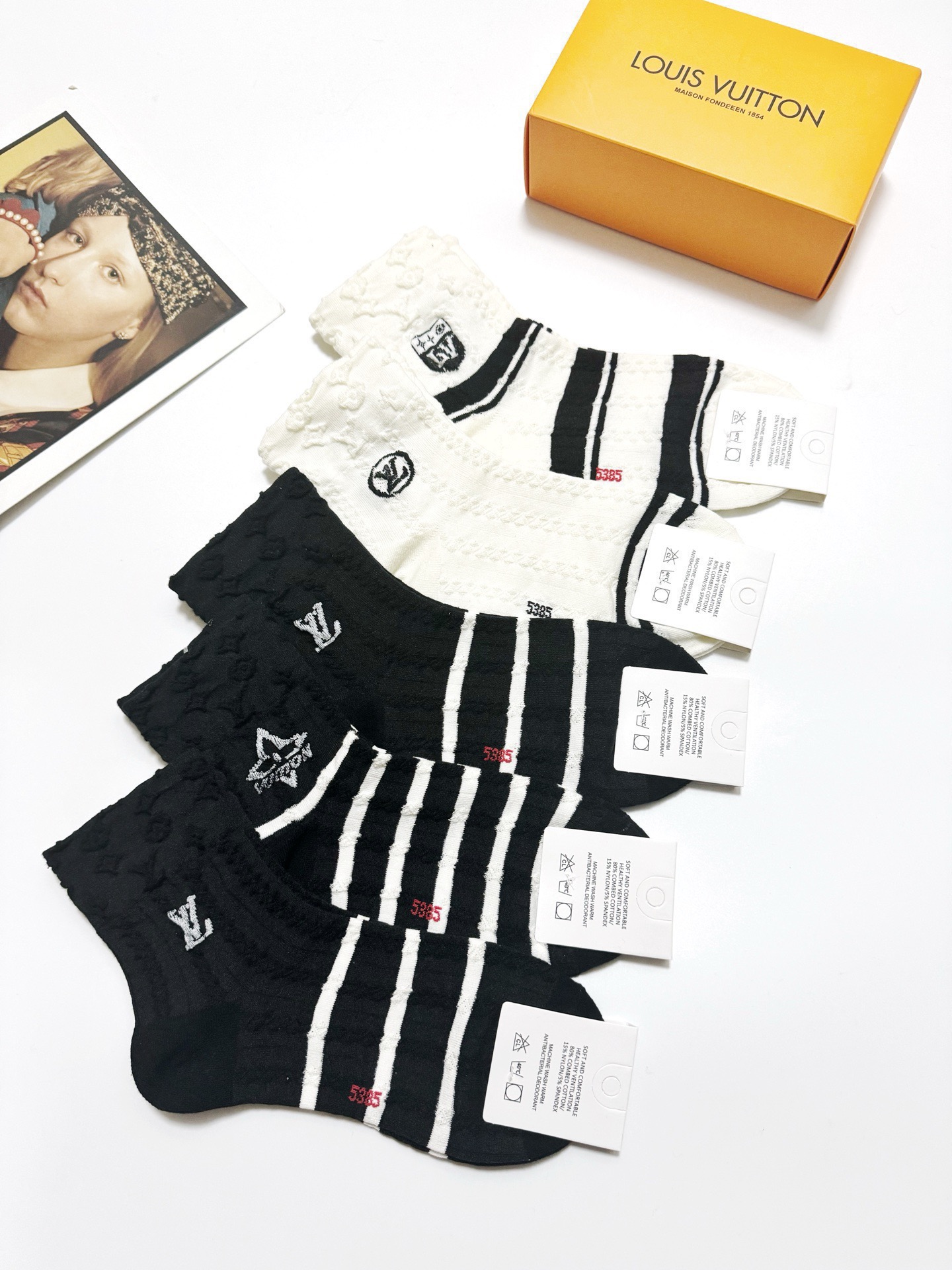 配包装🌟【一盒5 双】 🌟LV 路易威登 经典字母logo 纯棉短筒袜 ，ins超火爆中筒袜 纯棉小腿袜