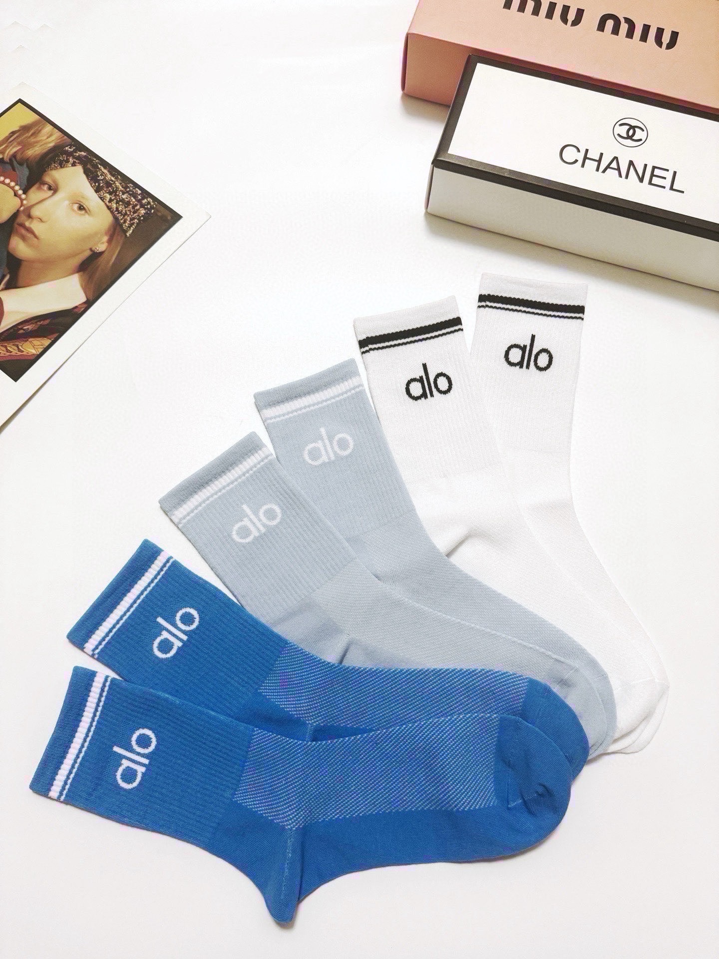 配包装🌟【一盒3双】 🌟 alo 经典字母logo 纯棉中筒袜 ，ins超火爆小腿短袜，纯棉面料，潮人必