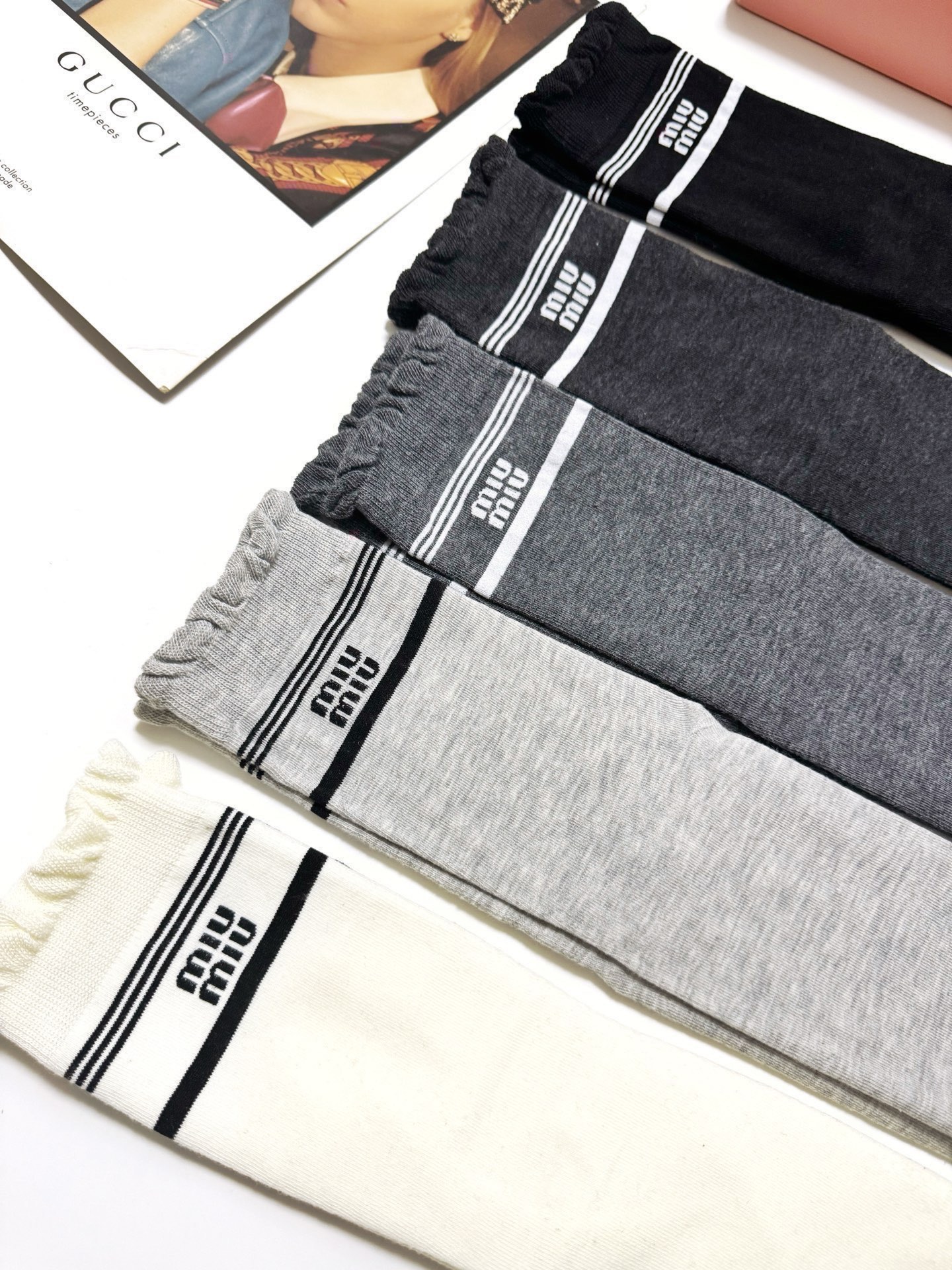 配包装🌟【一盒5 双】 🌟 缪缪 miumiu 经典字母logo 纯棉直板中筒袜 ，ins超火爆小腿袜，