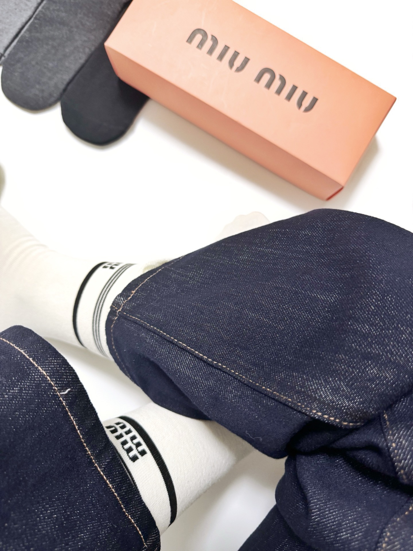 配包装🌟【一盒5 双】 🌟 缪缪 miumiu 经典字母logo 纯棉直板中筒袜 ，ins超火爆小腿袜，