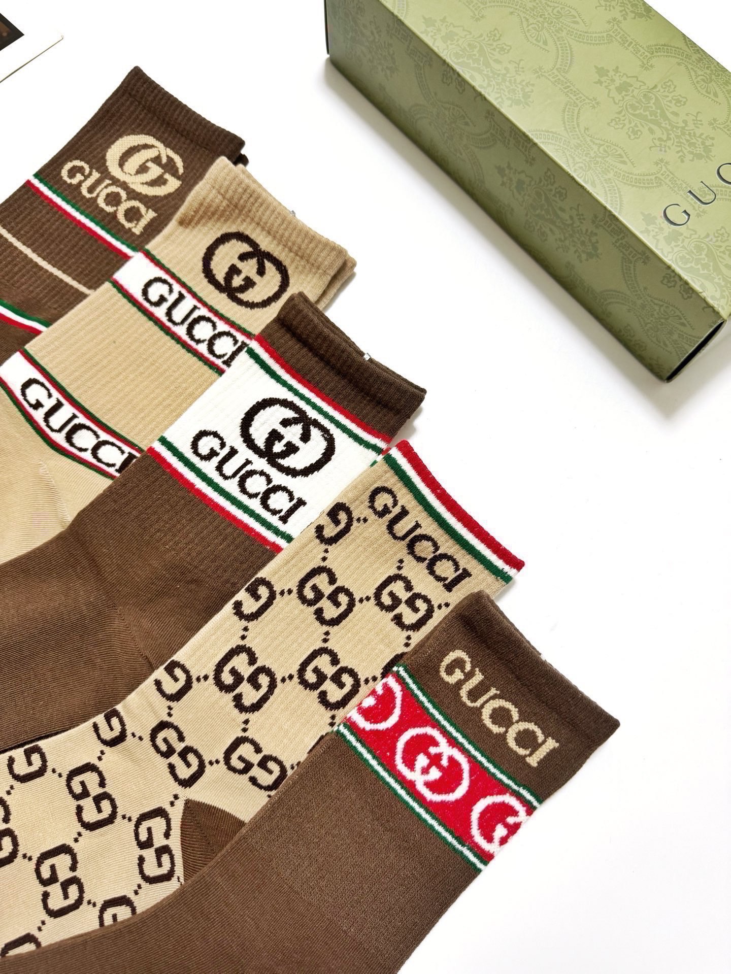 配包装🌟【一盒5 双】 🌟Gucci 古琦 经典字母logo 纯棉中筒袜 ，ins超火爆配色 ，纯棉面料
