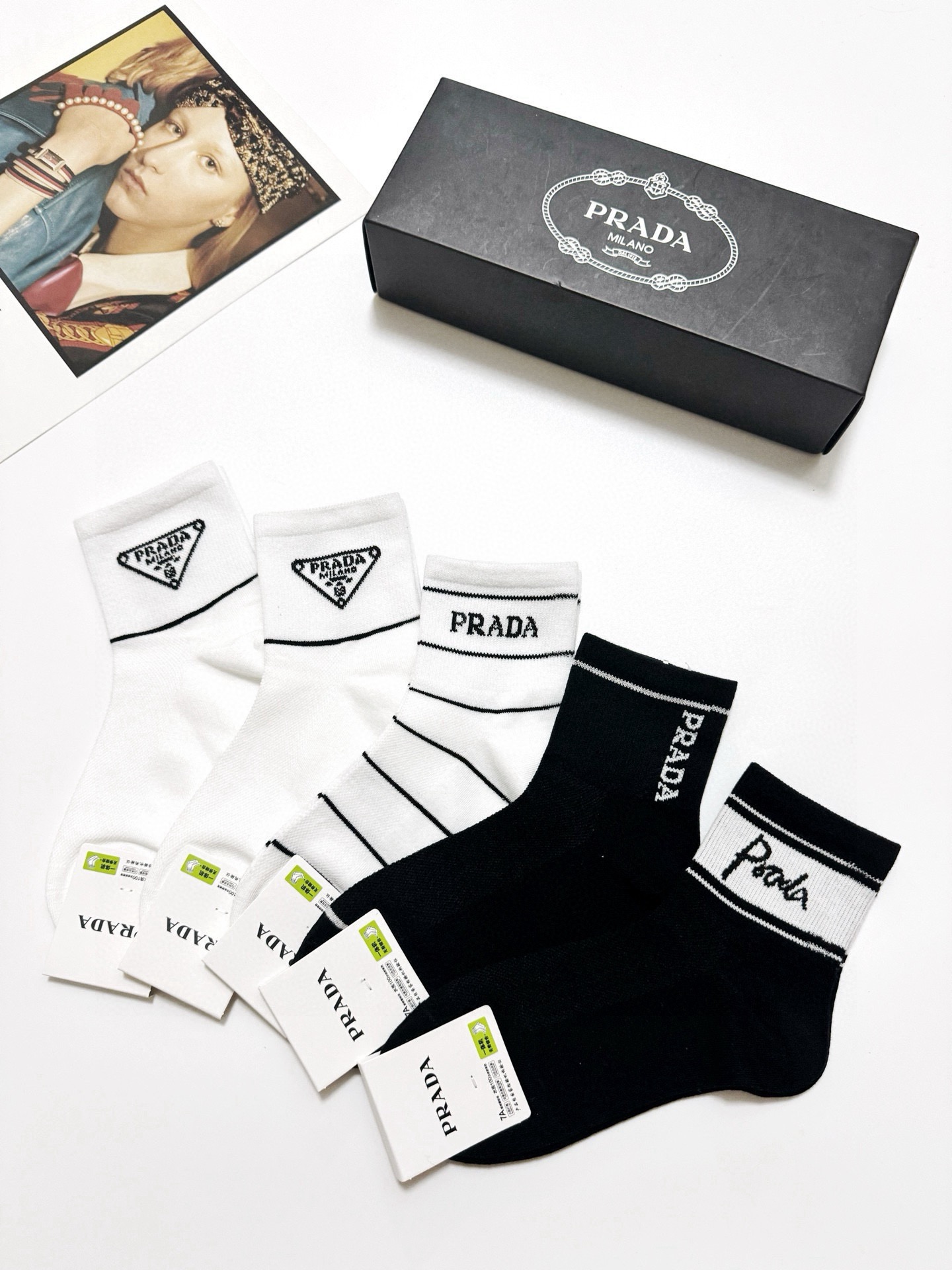 配包装🌟【一盒5 双】 🌟Prada 普拉达 经典字母logo 纯棉短筒袜 ，ins超火爆短袜，纯棉面料