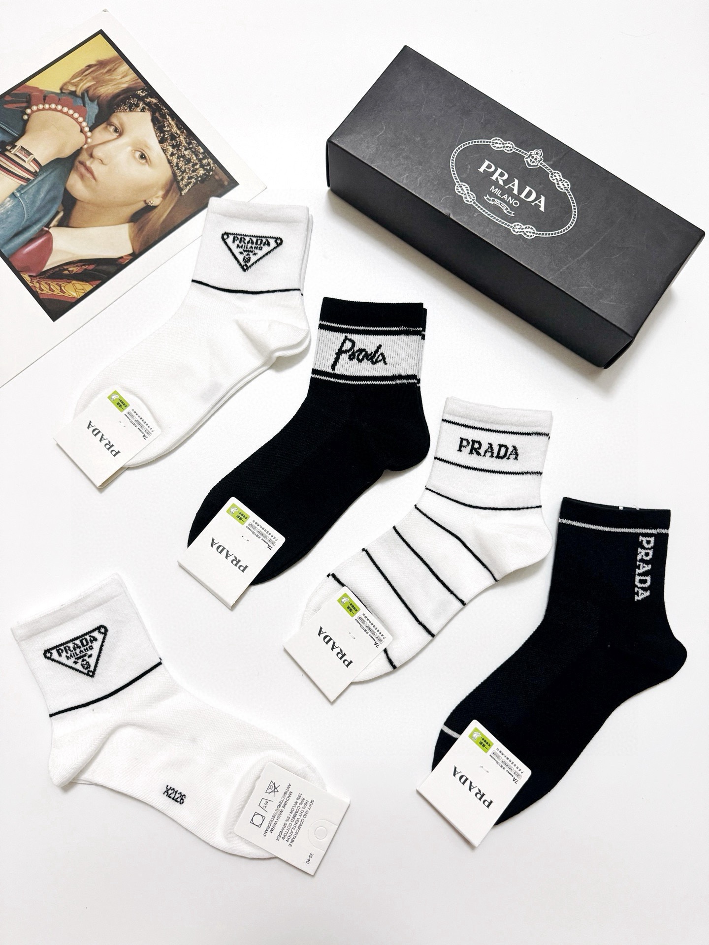 配包装🌟【一盒5 双】 🌟Prada 普拉达 经典字母logo 纯棉短筒袜 ，ins超火爆短袜，纯棉面料