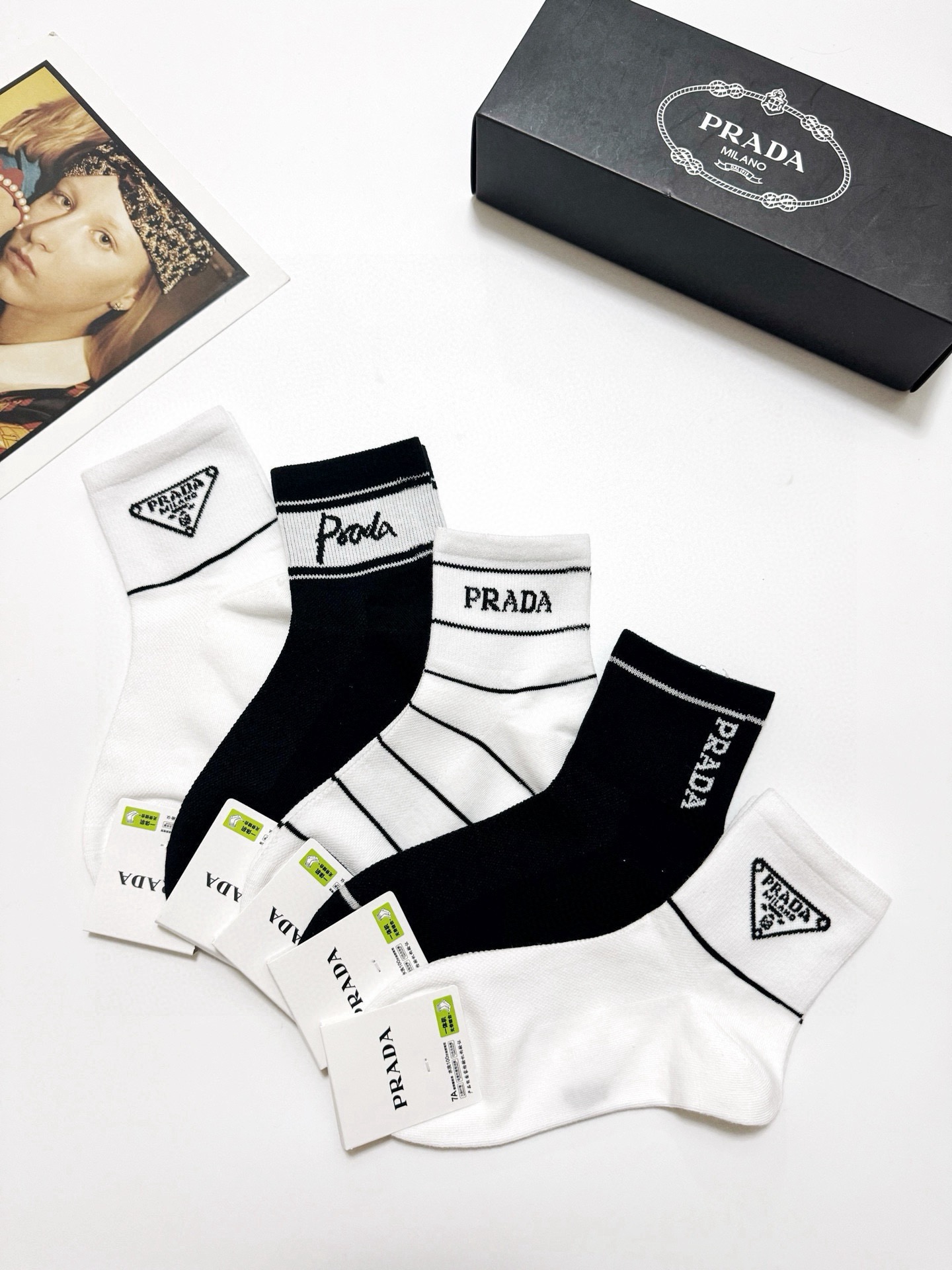 配包装🌟【一盒5 双】 🌟Prada 普拉达 经典字母logo 纯棉短筒袜 ，ins超火爆短袜，纯棉面料
