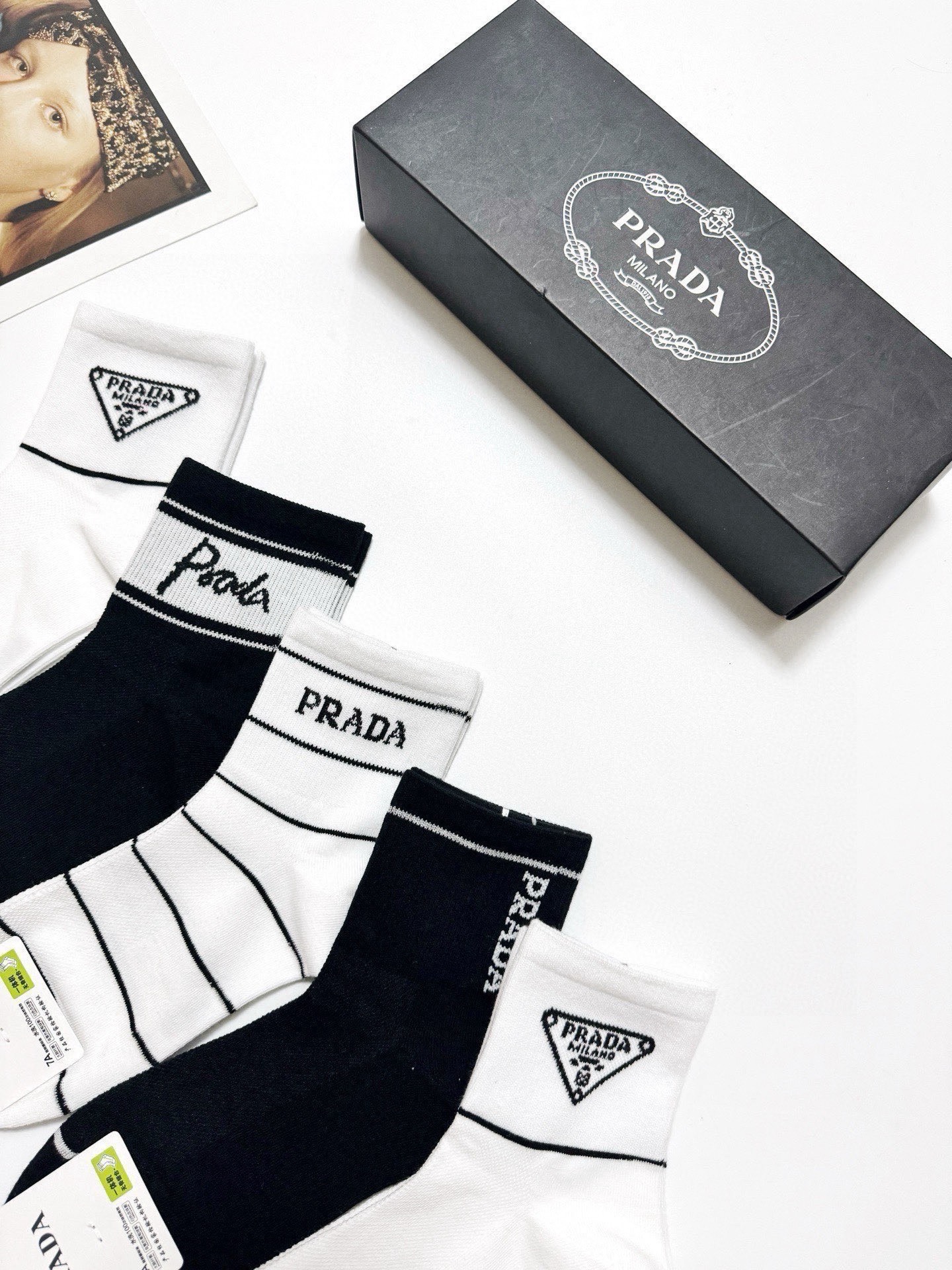 配包装🌟【一盒5 双】 🌟Prada 普拉达 经典字母logo 纯棉短筒袜 ，ins超火爆短袜，纯棉面料