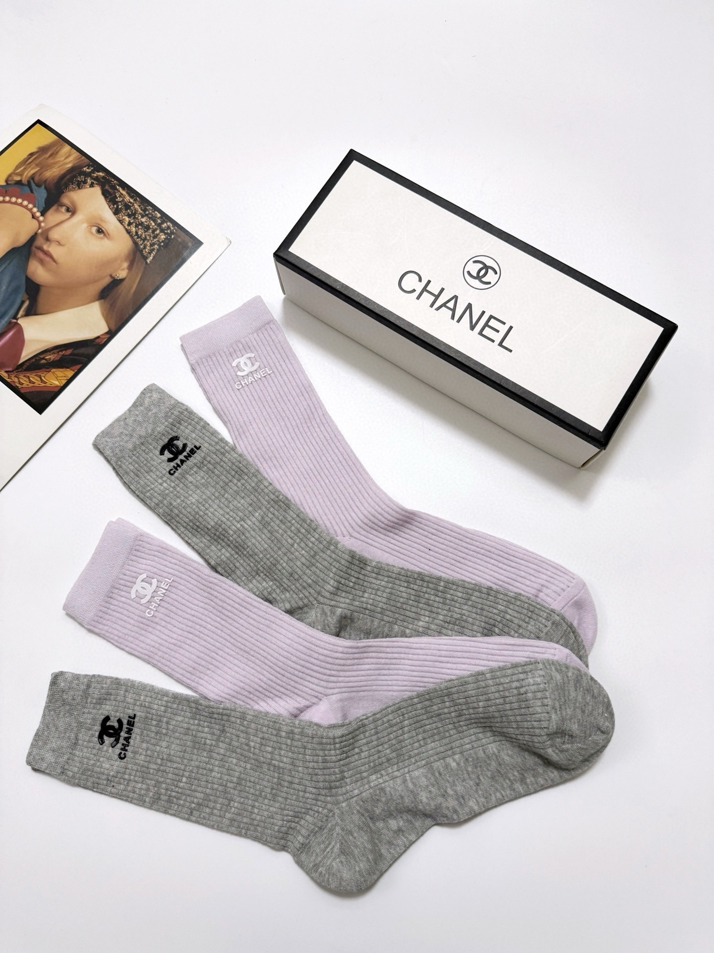 配包装🌟【一盒4 双】🌟Chanel 香奈儿 经典字母logo 超薄无骨中筒袜，纯棉 条纹小腿袜 堆堆袜