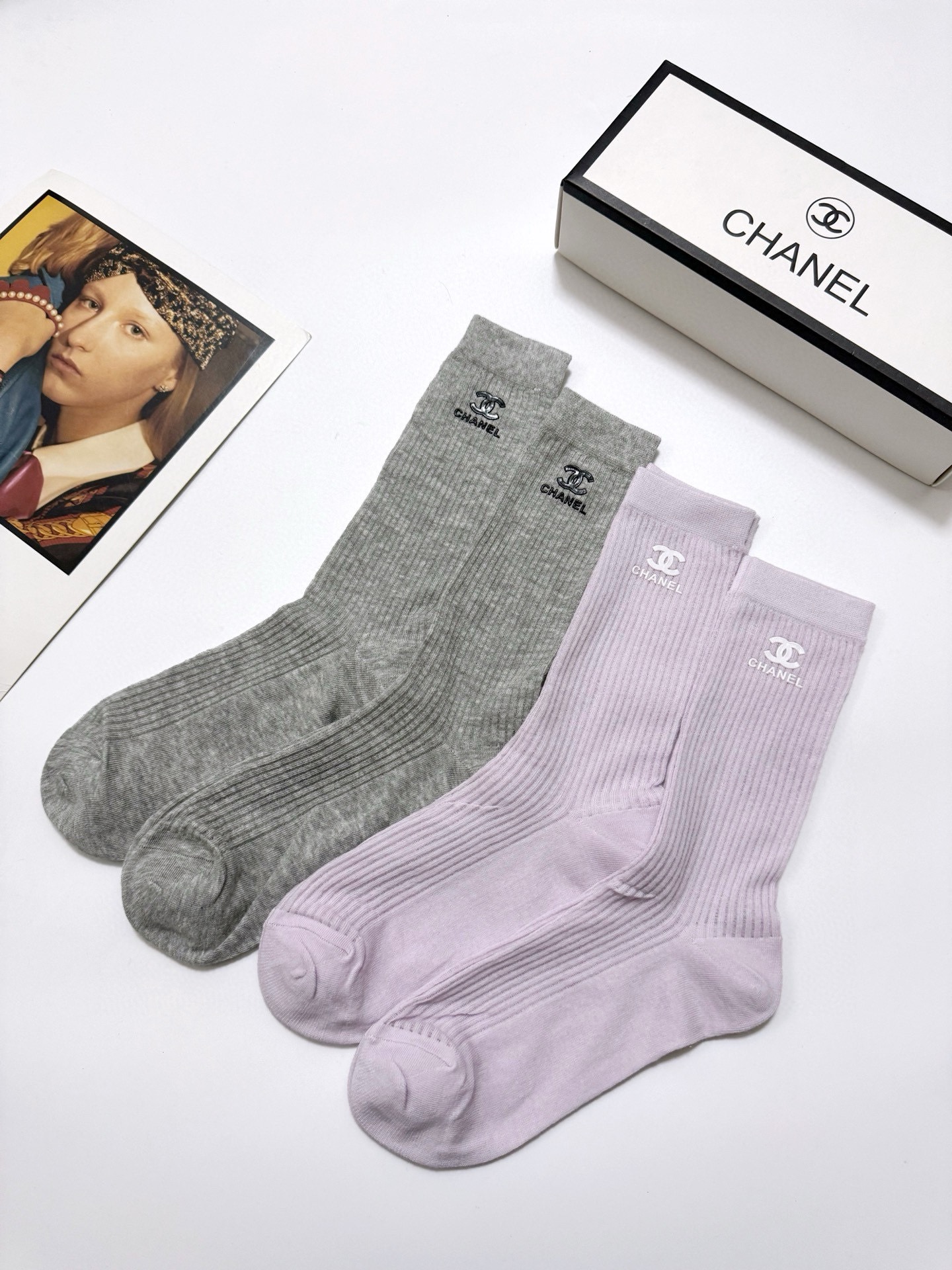 配包装🌟【一盒4 双】🌟Chanel 香奈儿 经典字母logo 超薄无骨中筒袜，纯棉 条纹小腿袜 堆堆袜