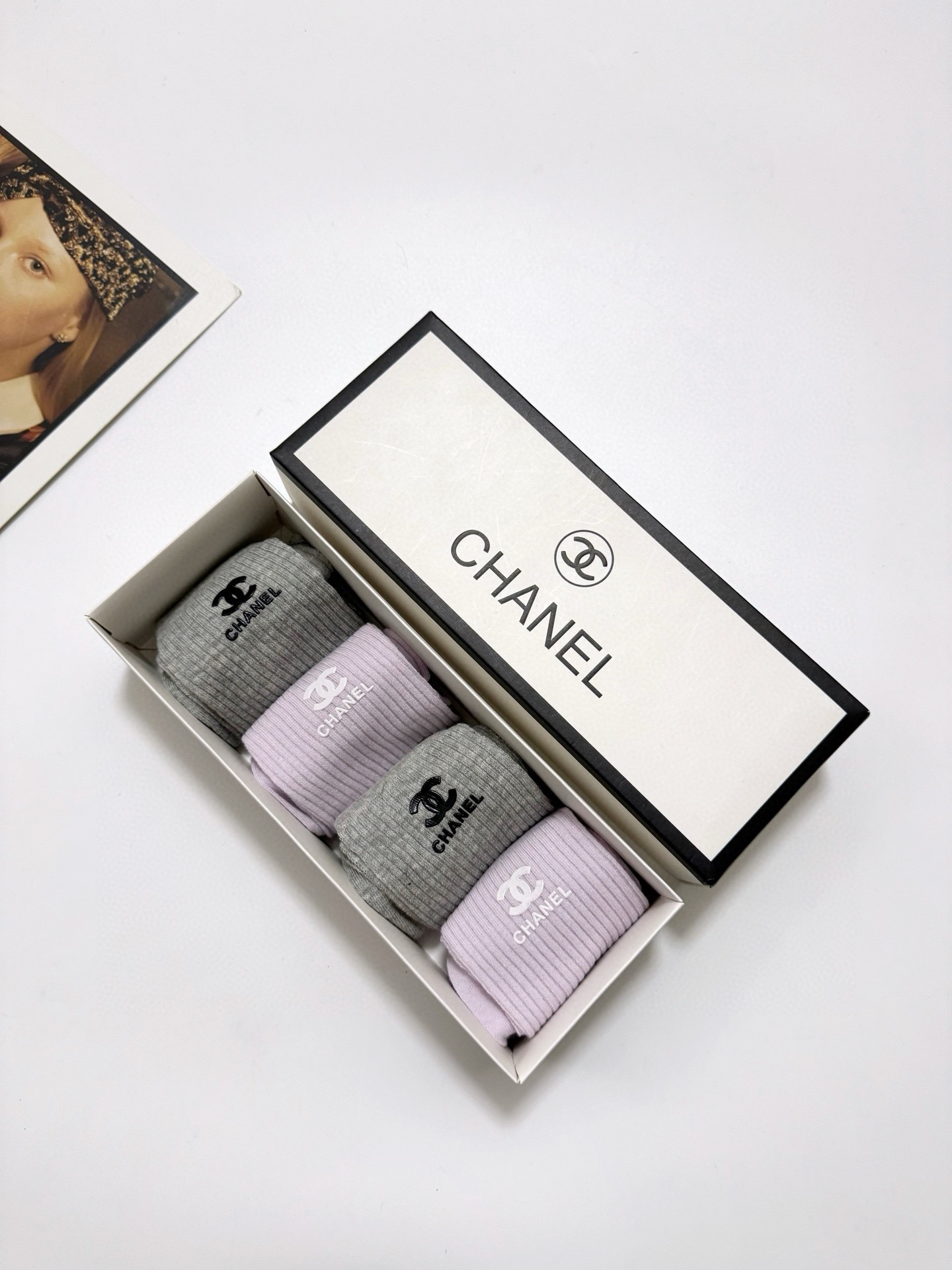 配包装🌟【一盒4 双】🌟Chanel 香奈儿 经典字母logo 超薄无骨中筒袜，纯棉 条纹小腿袜 堆堆袜