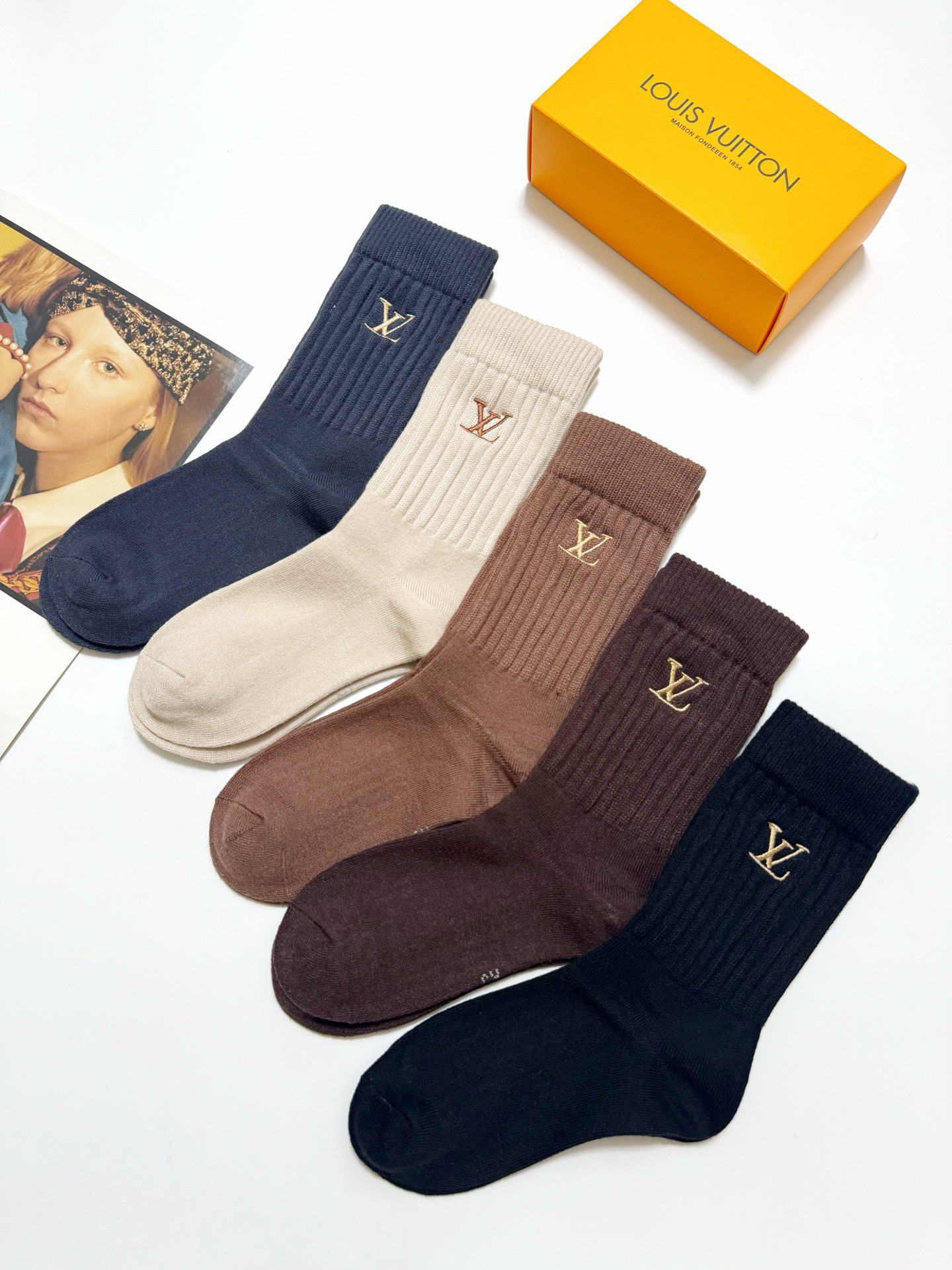 配包装🌟【一盒5 双】 🌟LV 路易威登 经典刺绣字母logo 羊绒混纺中筒袜 ，软糯亲肤，ins超火爆
