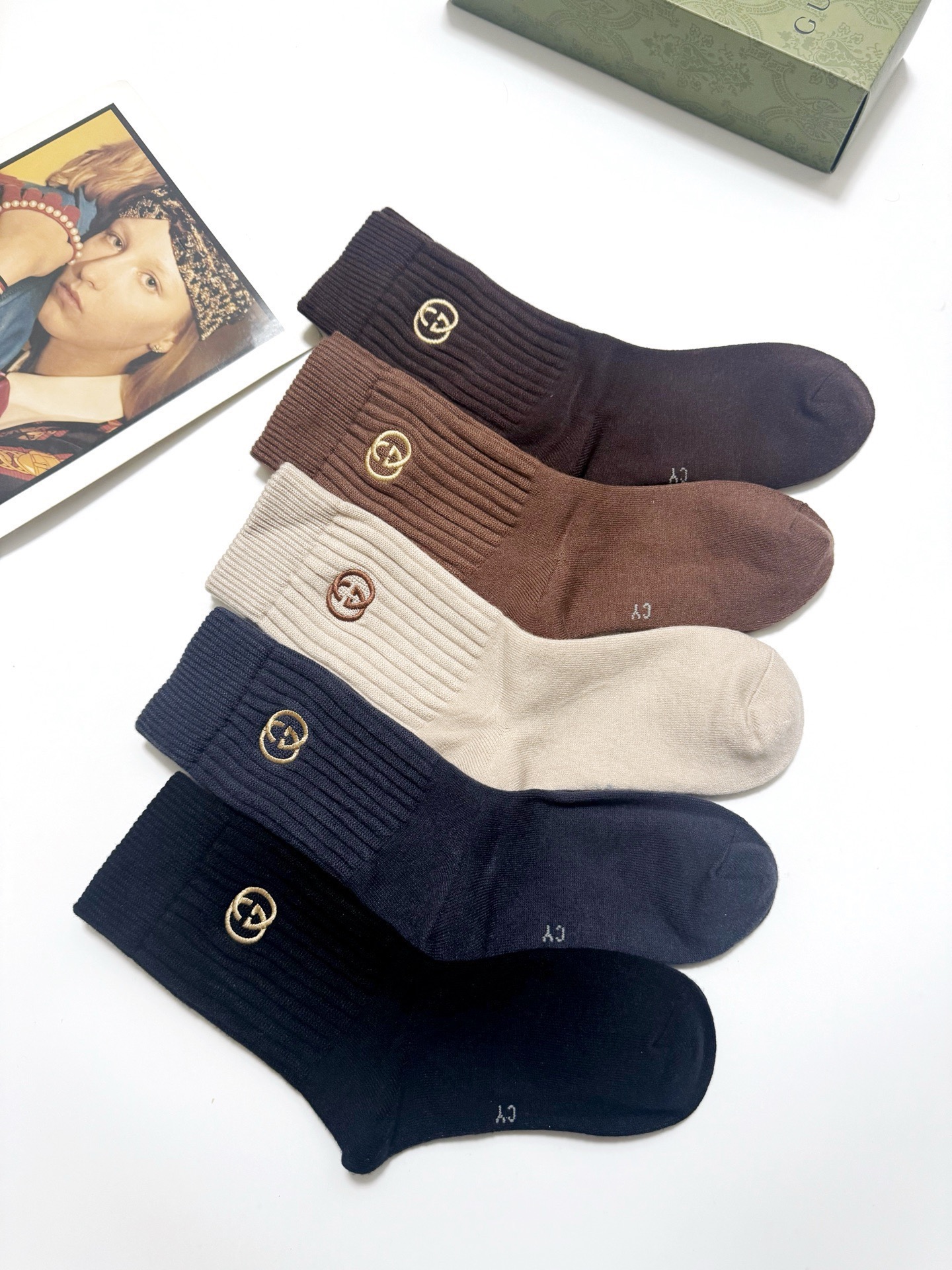 配包装🌟【一盒5 双】 🌟Gucci 古琦 经典刺绣字母logo 羊绒混纺中筒袜 ，软糯亲肤，ins超火