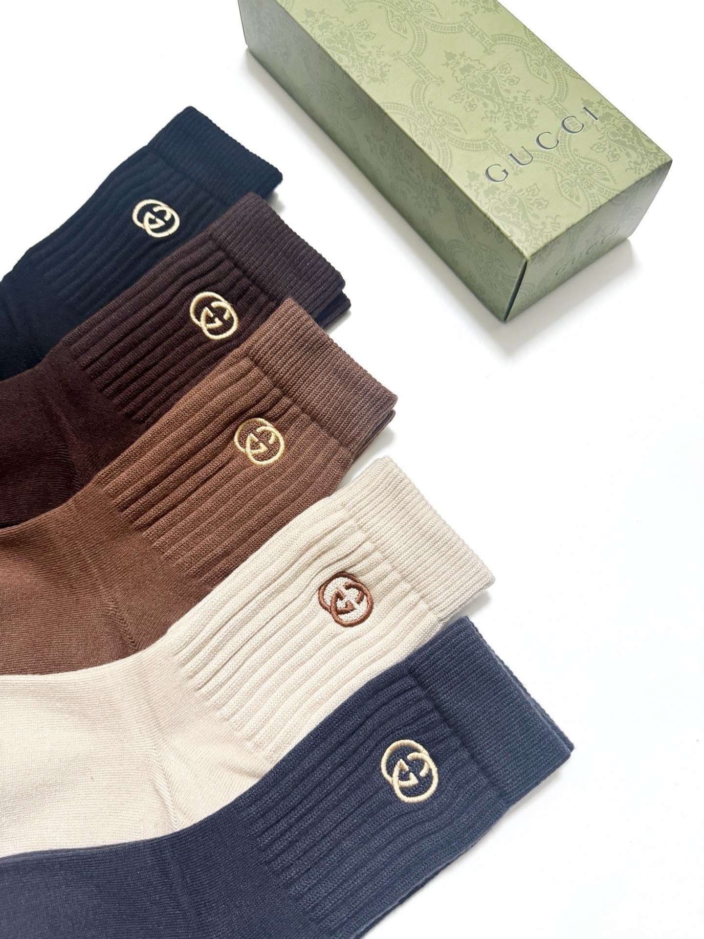 配包装🌟【一盒5 双】 🌟Gucci 古琦 经典刺绣字母logo 羊绒混纺中筒袜 ，软糯亲肤，ins超火