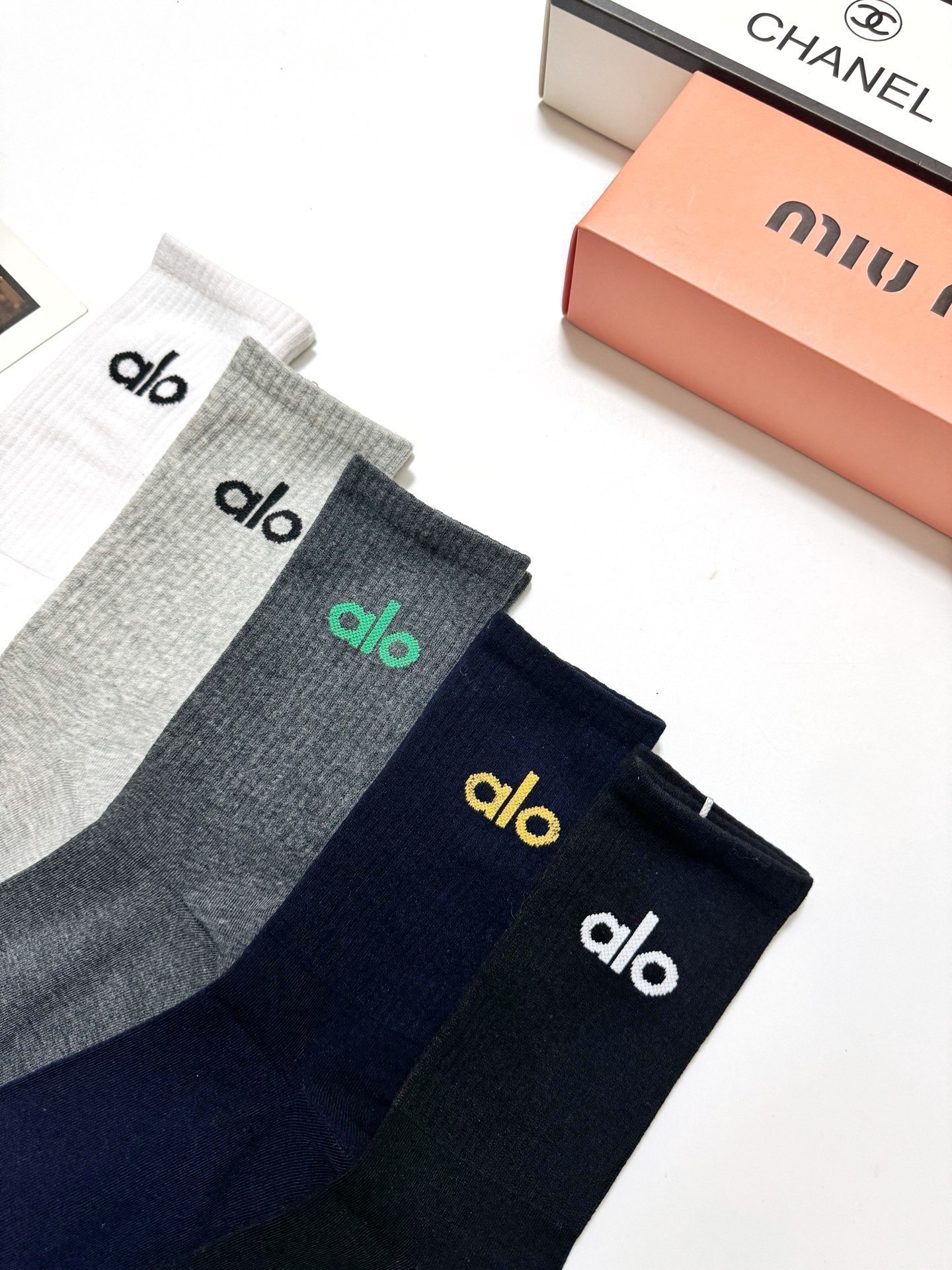 配包装🌟【一盒5 双】 🌟 alo 经典字母logo 纯棉中筒袜 ，ins超火爆小腿袜，纯棉面料，潮人必