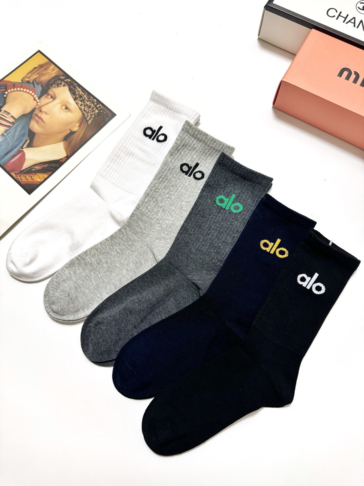 配包装🌟【一盒5 双】 🌟 alo 经典字母logo 纯棉中筒袜 ，ins超火爆小腿袜，纯棉面料，潮人必