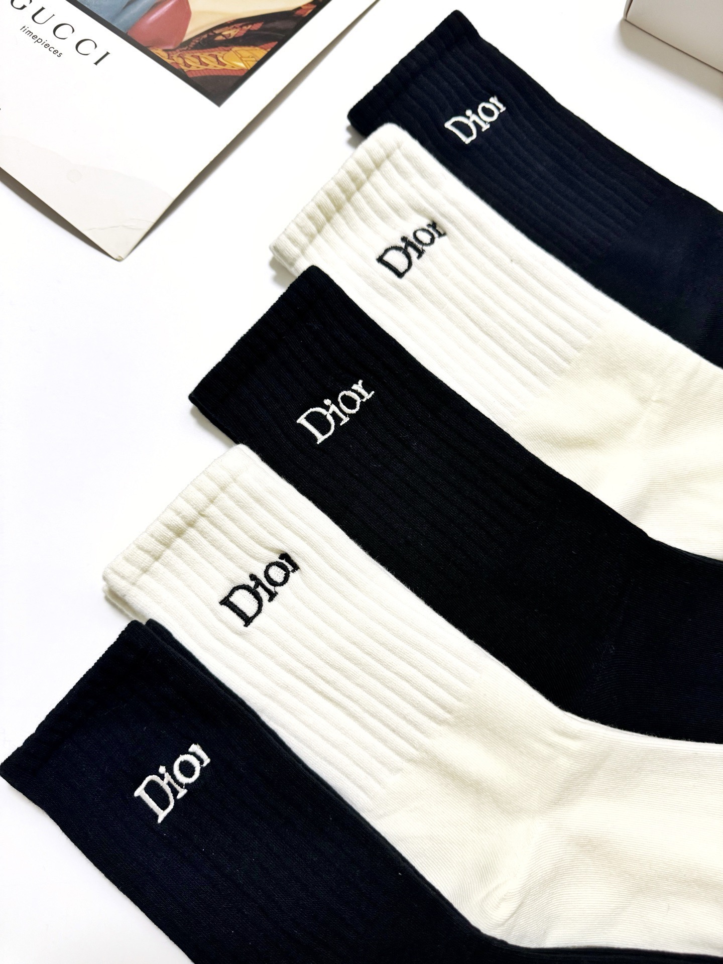 配包装🌟【一盒5 双】 🌟Dior 迪奥 经典刺绣字母logo 纯棉中筒袜 ，ins超火爆小腿袜，纯棉面