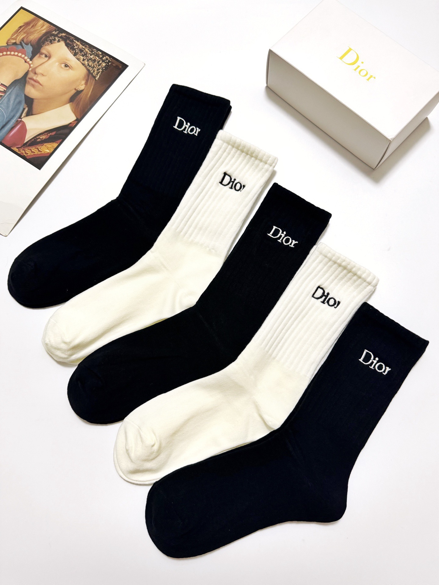 配包装🌟【一盒5 双】 🌟Dior 迪奥 经典刺绣字母logo 纯棉中筒袜 ，ins超火爆小腿袜，纯棉面