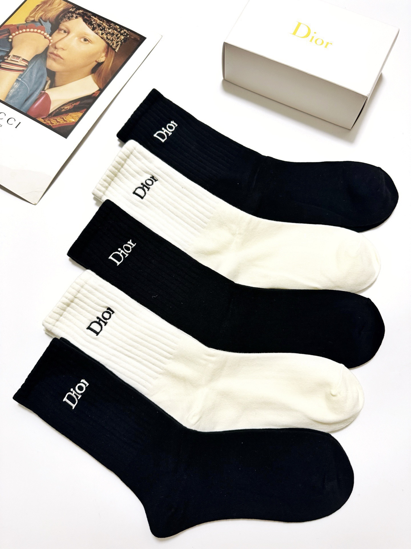 配包装🌟【一盒5 双】 🌟Dior 迪奥 经典刺绣字母logo 纯棉中筒袜 ，ins超火爆小腿袜，纯棉面