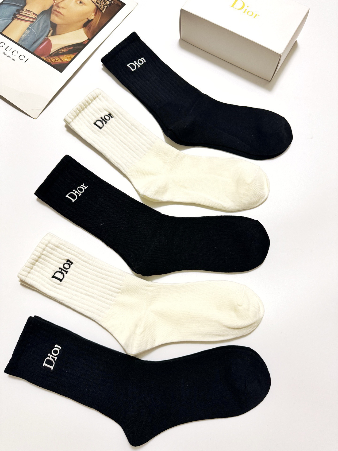 配包装🌟【一盒5 双】 🌟Dior 迪奥 经典刺绣字母logo 纯棉中筒袜 ，ins超火爆小腿袜，纯棉面