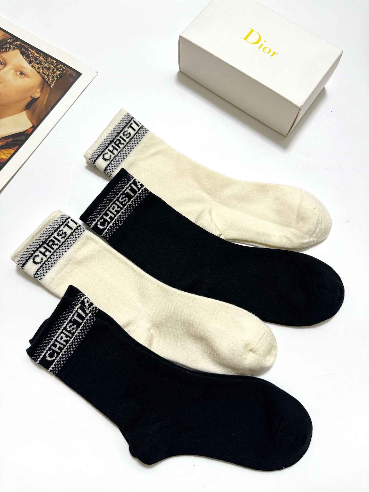 配包装🌟【一盒4 双】 🌟Dior 迪奥 经典字母logo 羊绒混纺 中筒袜 ，ins超火爆配色 ，超级