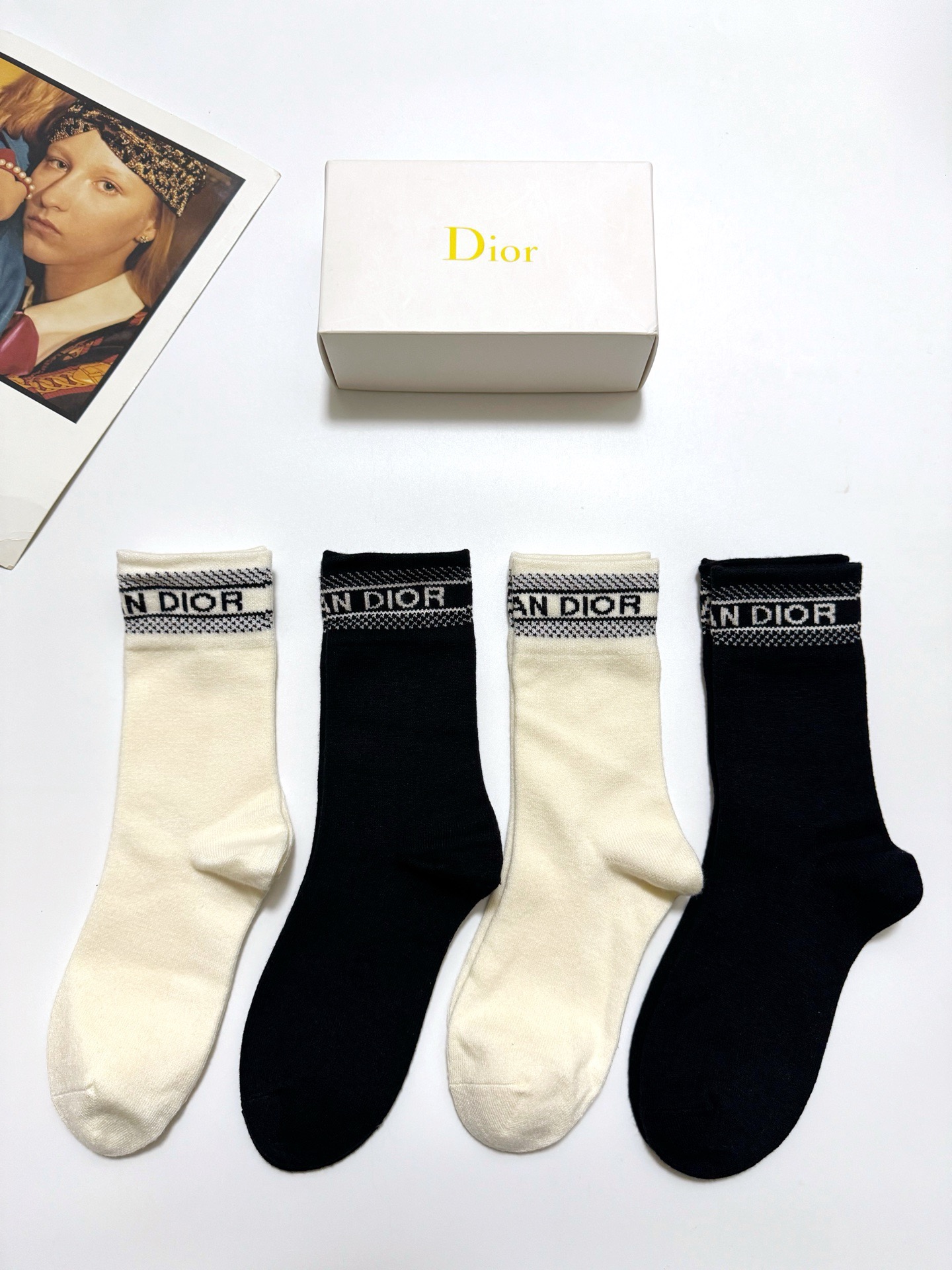 配包装🌟【一盒4 双】 🌟Dior 迪奥 经典字母logo 羊绒混纺 中筒袜 ，ins超火爆配色 ，超级