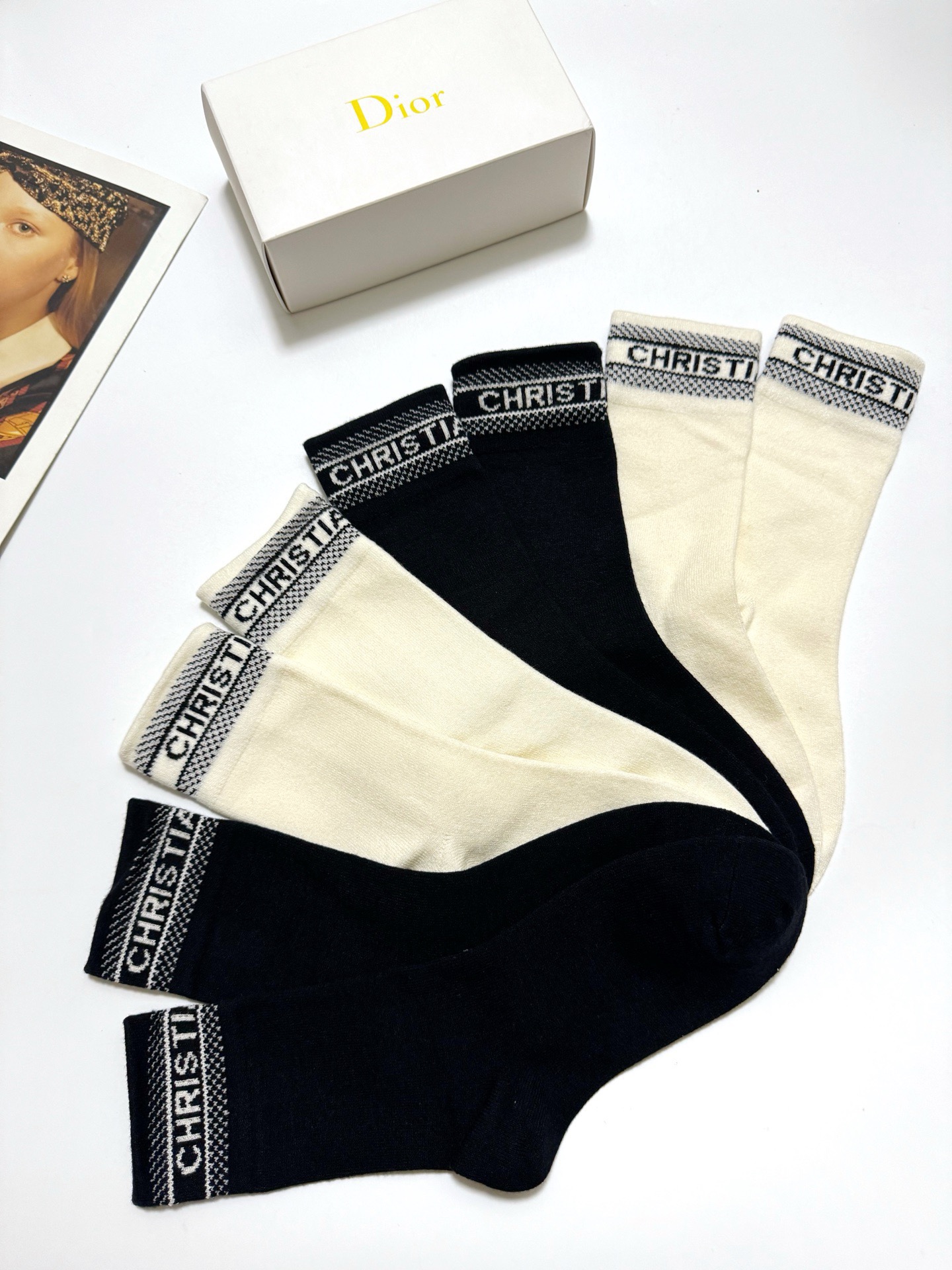 配包装🌟【一盒4 双】 🌟Dior 迪奥 经典字母logo 羊绒混纺 中筒袜 ，ins超火爆配色 ，超级