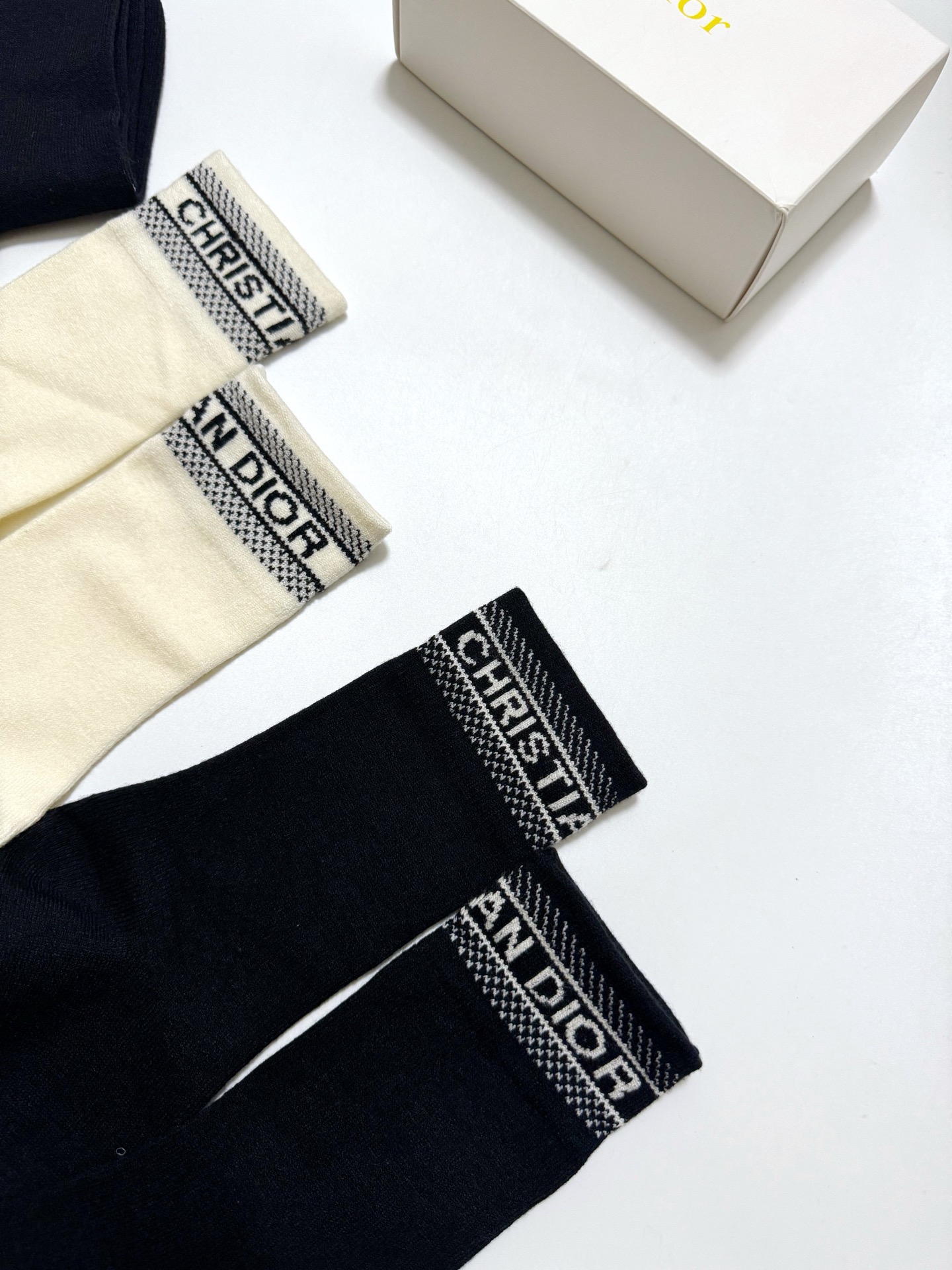 配包装🌟【一盒4 双】 🌟Dior 迪奥 经典字母logo 羊绒混纺 中筒袜 ，ins超火爆配色 ，超级