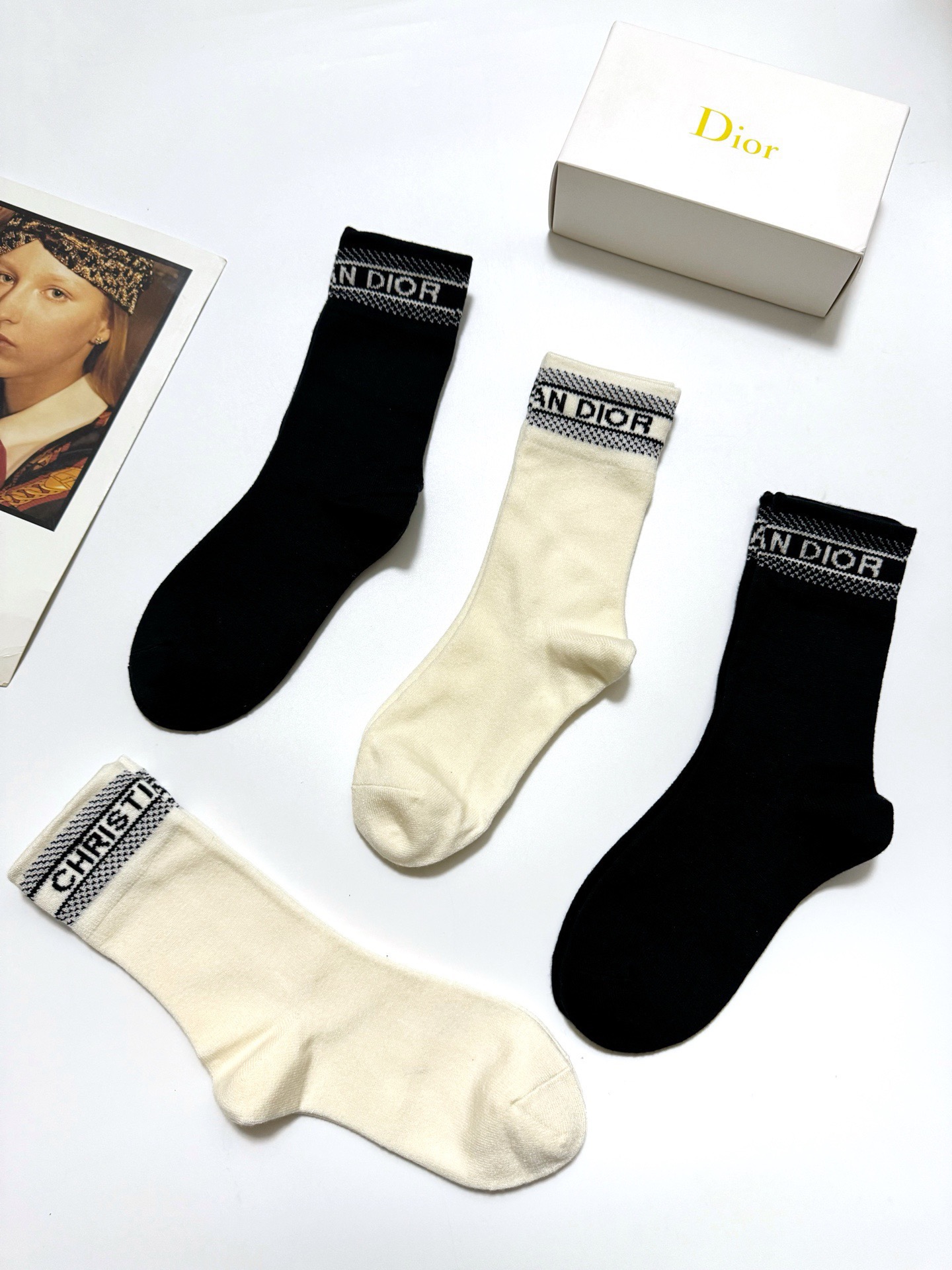 配包装🌟【一盒4 双】 🌟Dior 迪奥 经典字母logo 羊绒混纺 中筒袜 ，ins超火爆配色 ，超级