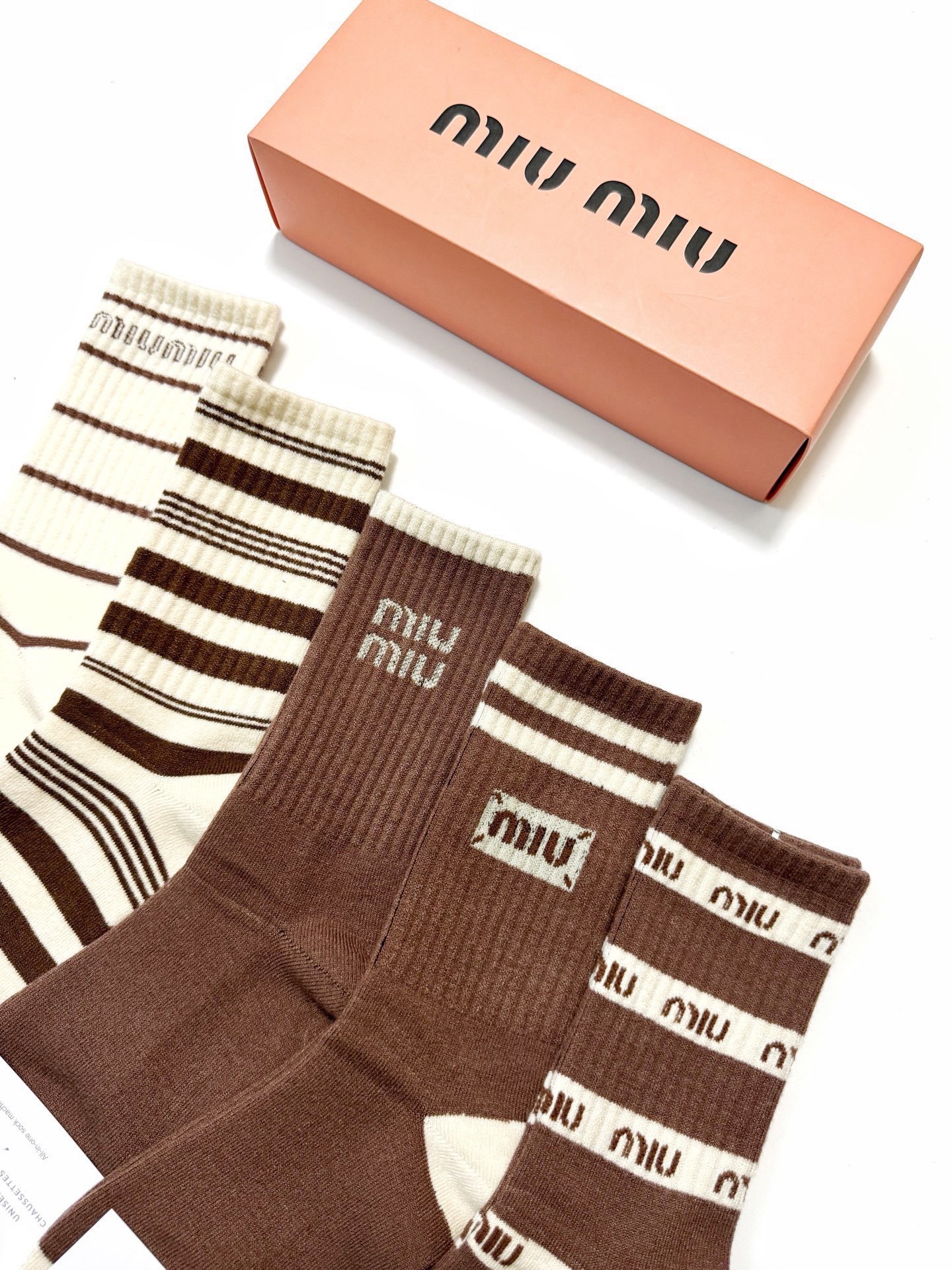 配包装🌟【一盒5 双】 🌟缪缪miumiu 经典字母 logo 羊绒混纺中筒袜 ，ins超火爆中筒袜，潮