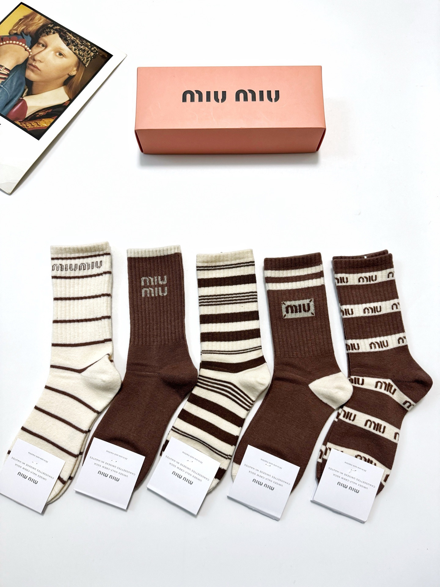 配包装🌟【一盒5 双】 🌟缪缪miumiu 经典字母 logo 羊绒混纺中筒袜 ，ins超火爆中筒袜，潮
