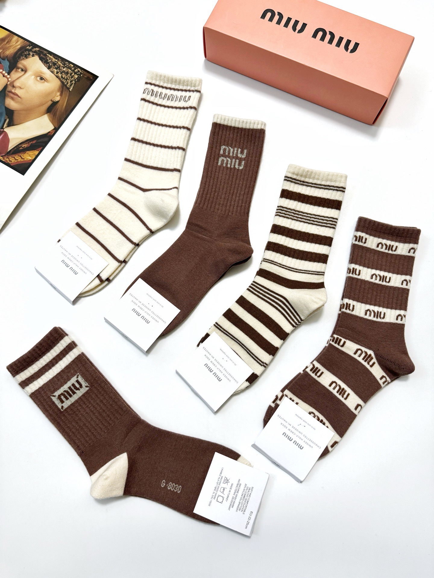 配包装🌟【一盒5 双】 🌟缪缪miumiu 经典字母 logo 羊绒混纺中筒袜 ，ins超火爆中筒袜，潮