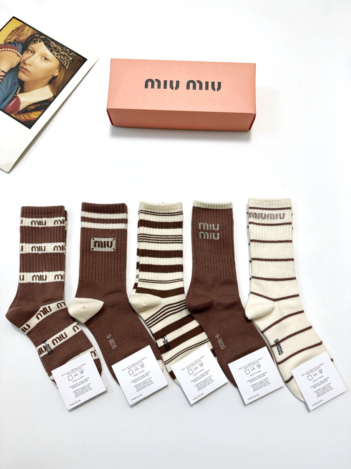 配包装🌟【一盒5 双】 🌟缪缪miumiu 经典字母 logo 羊绒混纺中筒袜 ，ins超火爆中筒袜，潮