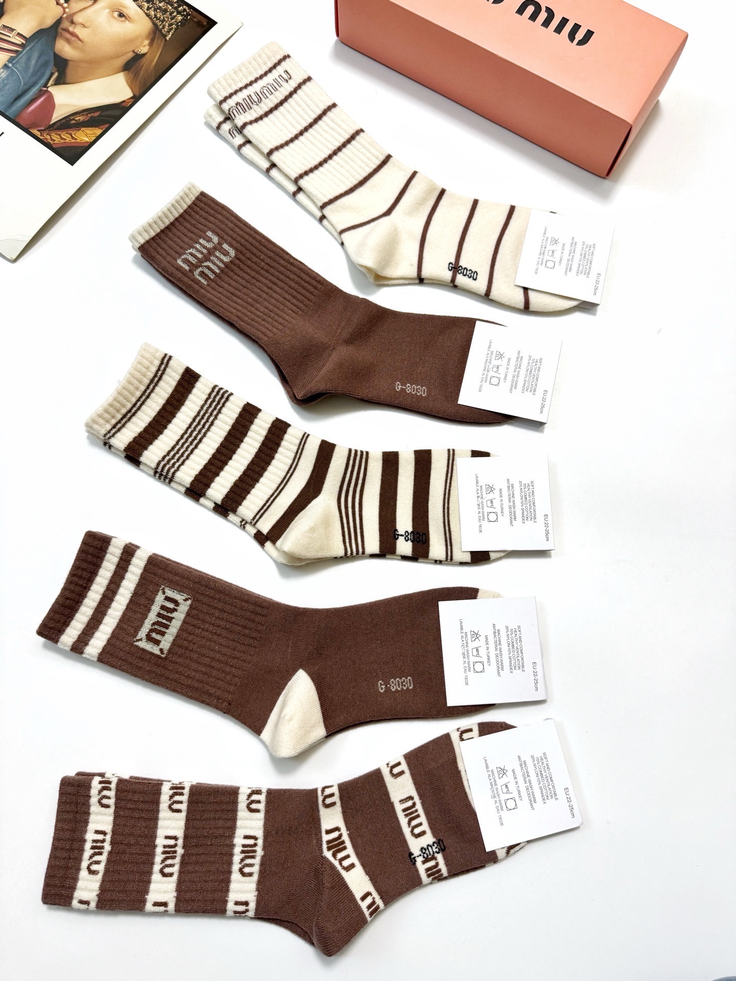 配包装🌟【一盒5 双】 🌟缪缪miumiu 经典字母 logo 羊绒混纺中筒袜 ，ins超火爆中筒袜，潮