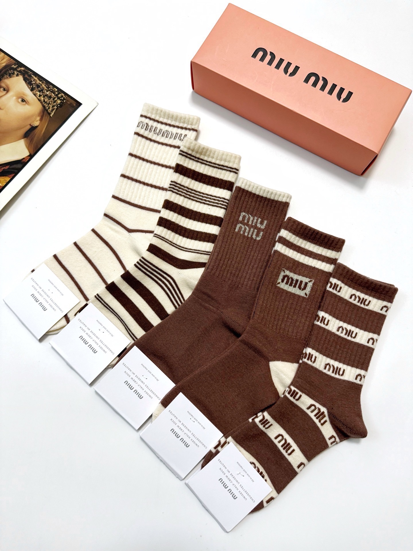 配包装🌟【一盒5 双】 🌟缪缪miumiu 经典字母 logo 羊绒混纺中筒袜 ，ins超火爆中筒袜，潮