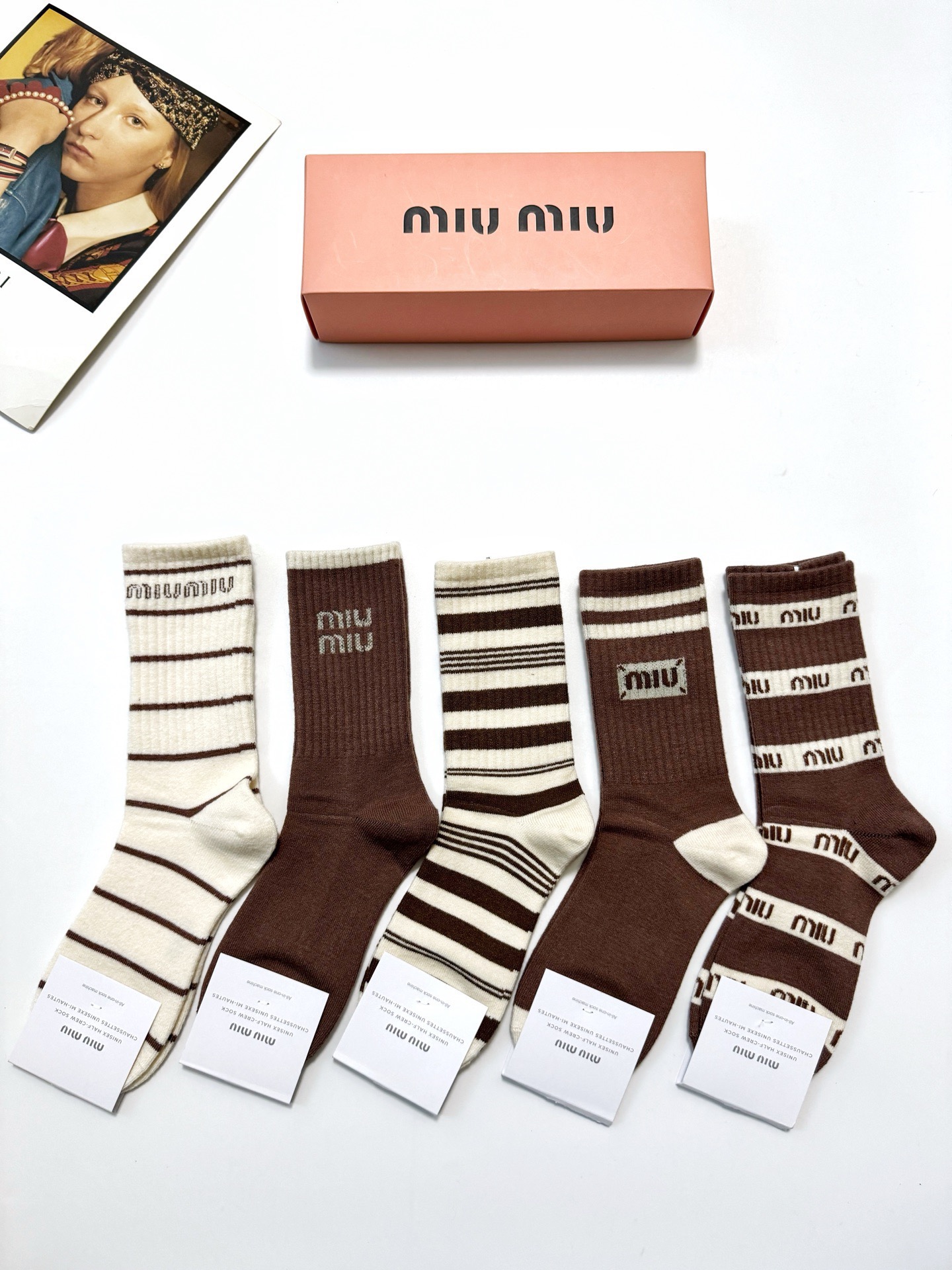 配包装🌟【一盒5 双】 🌟缪缪miumiu 经典字母 logo 羊绒混纺中筒袜 ，ins超火爆中筒袜，潮