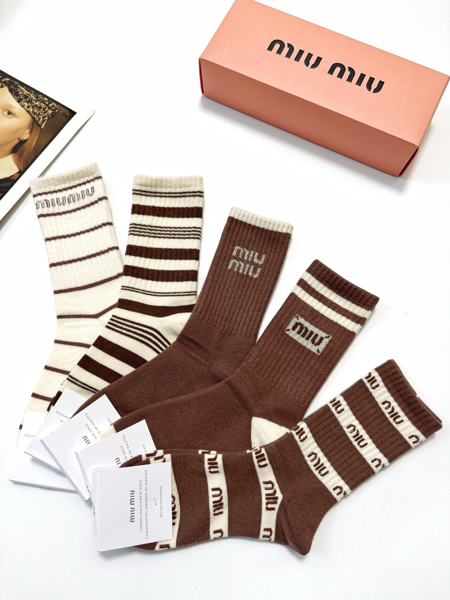 配包装🌟【一盒5 双】 🌟缪缪miumiu 经典字母 logo 羊绒混纺中筒袜 ，ins超火爆中筒袜，潮