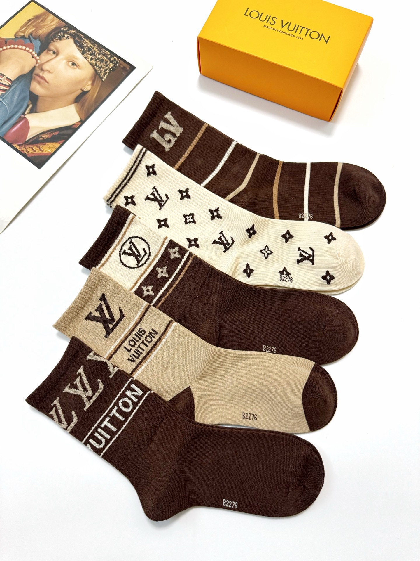 配包装🌟【一盒5双】 🌟LV 路易威登 经典字母logo 纯棉中筒袜 ，ins超火爆短袜，纯棉面料，潮人
