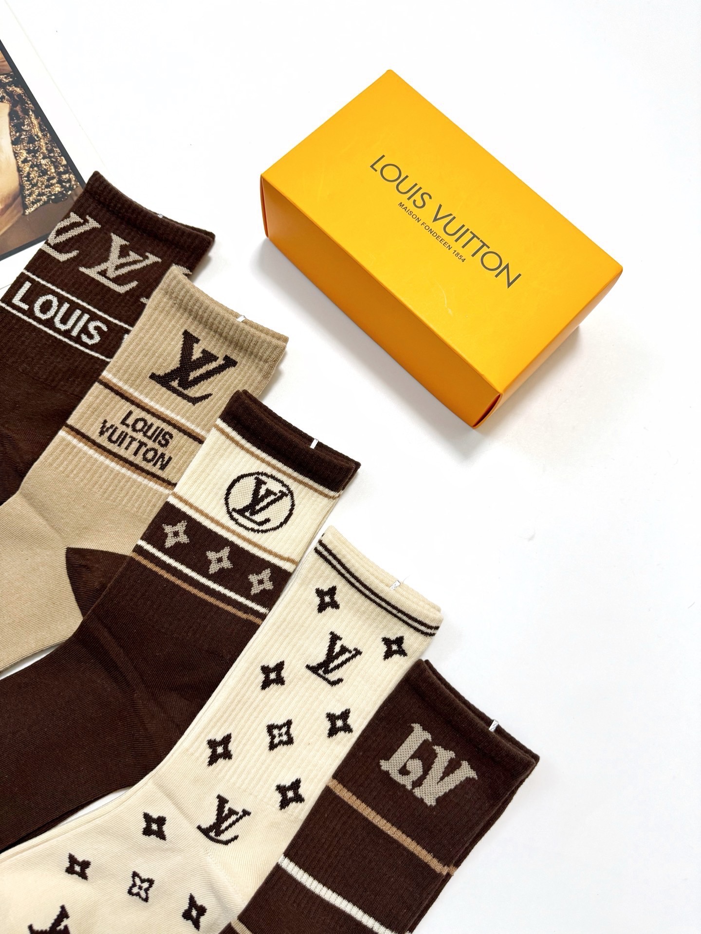 配包装🌟【一盒5双】 🌟LV 路易威登 经典字母logo 纯棉中筒袜 ，ins超火爆短袜，纯棉面料，潮人