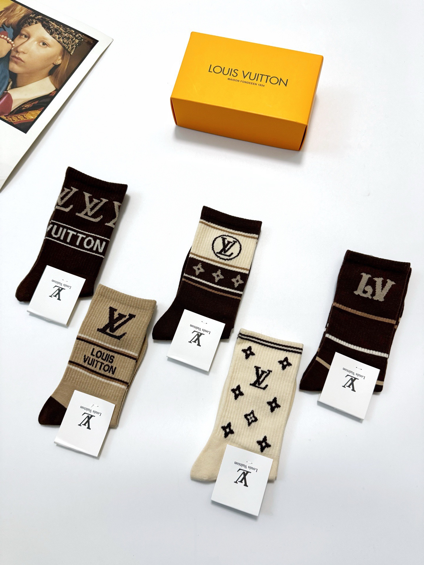 配包装🌟【一盒5双】 🌟LV 路易威登 经典字母logo 纯棉中筒袜 ，ins超火爆短袜，纯棉面料，潮人
