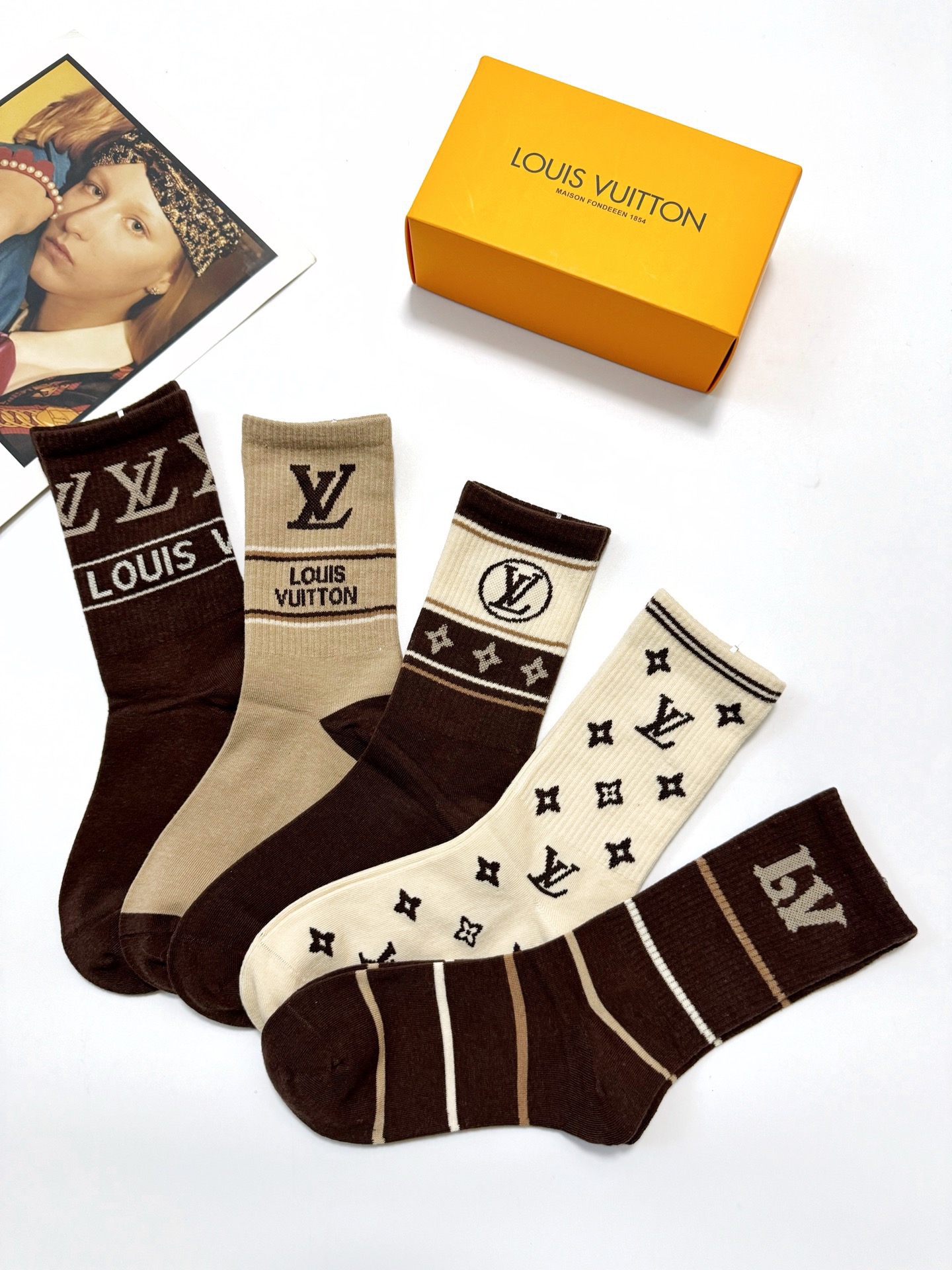 配包装🌟【一盒5双】 🌟LV 路易威登 经典字母logo 纯棉中筒袜 ，ins超火爆短袜，纯棉面料，潮人