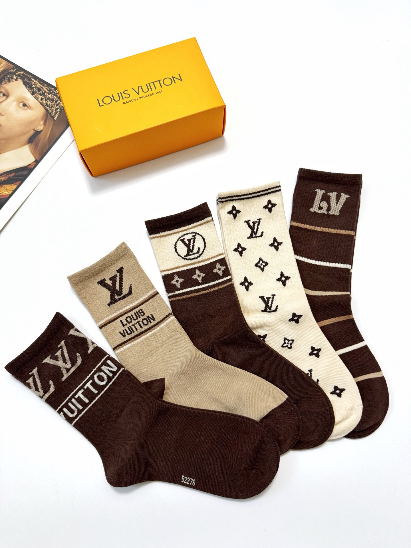 配包装🌟【一盒5双】 🌟LV 路易威登 经典字母logo 纯棉中筒袜 ，ins超火爆短袜，纯棉面料，潮人