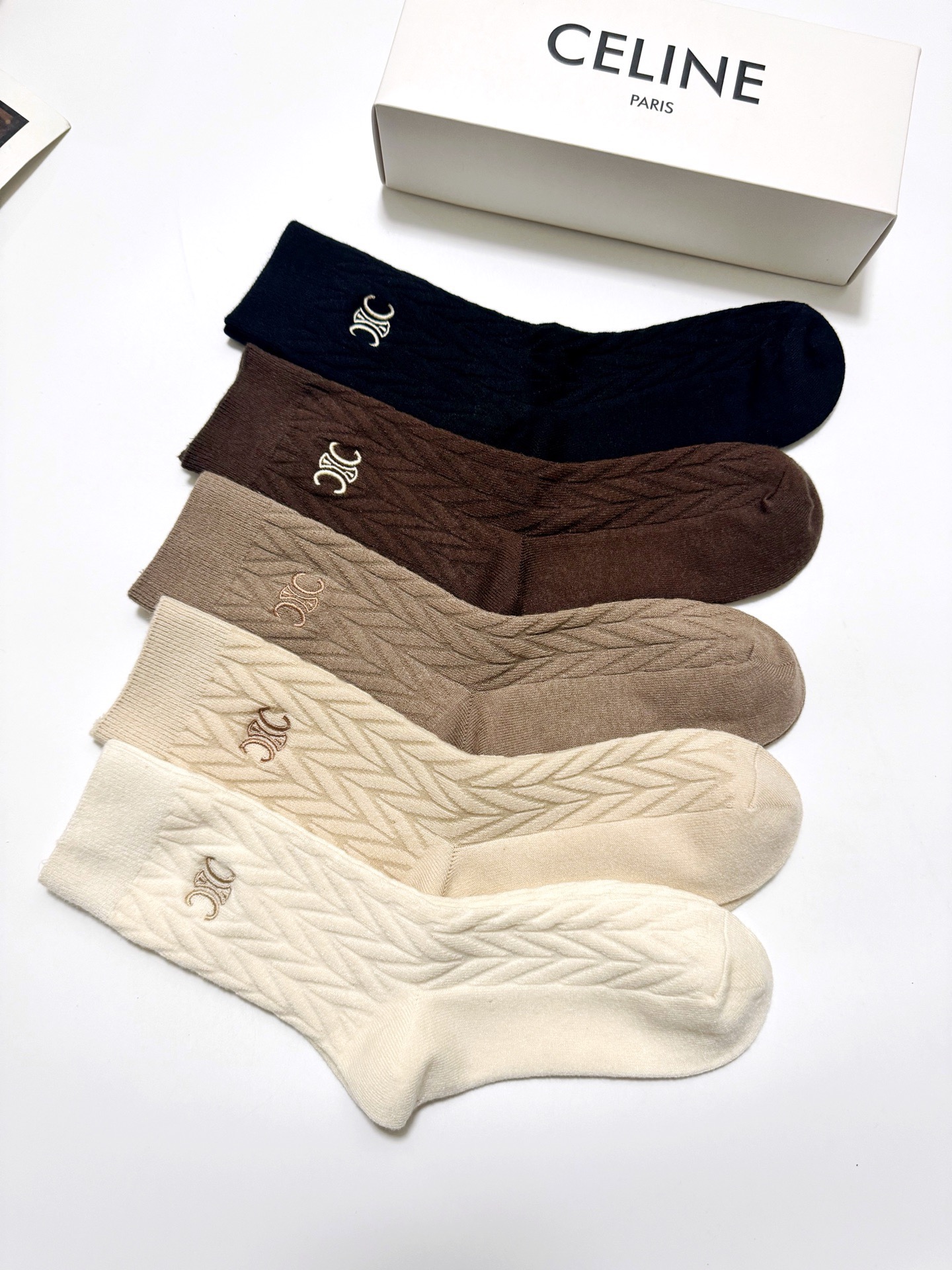 配包装🌟【一盒5 双】 🌟Celine 赛琳 经典字母logo 羊绒混纺 中筒袜 ，ins超火爆配色 ，