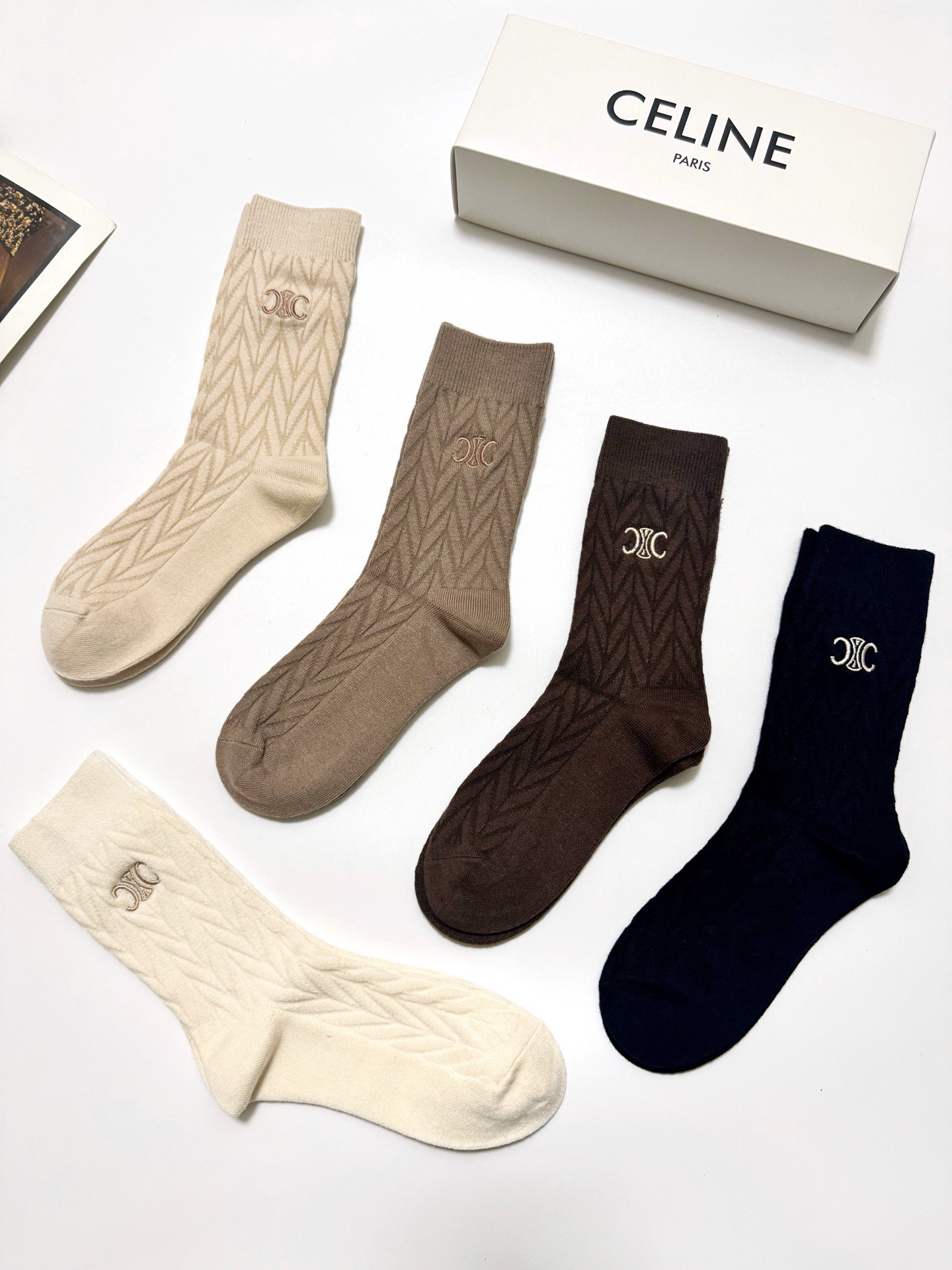 配包装🌟【一盒5 双】 🌟Celine 赛琳 经典字母logo 羊绒混纺 中筒袜 ，ins超火爆配色 ，