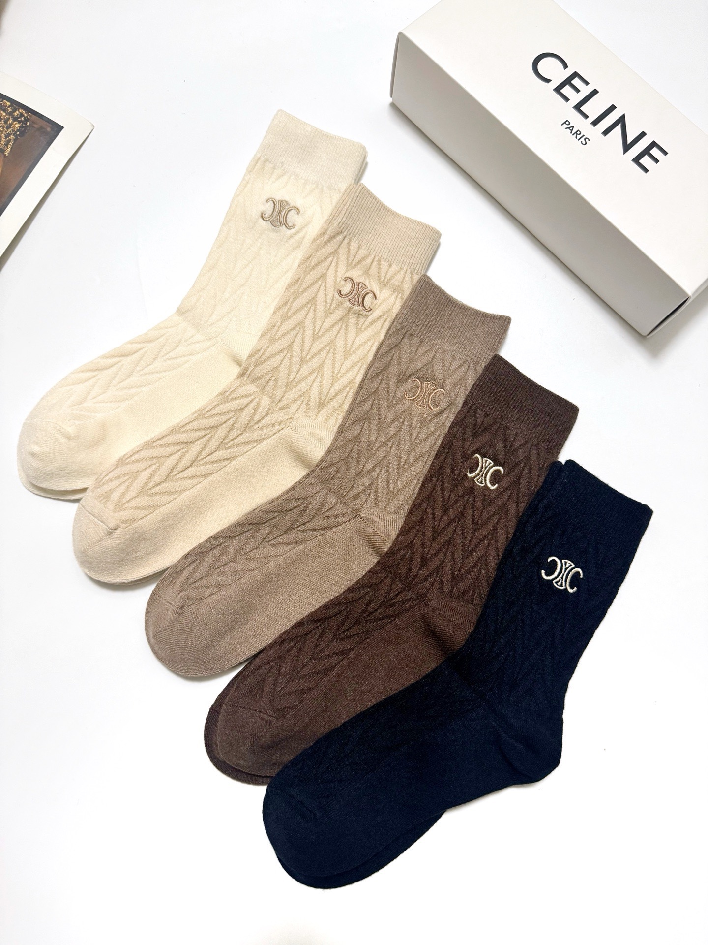 配包装🌟【一盒5 双】 🌟Celine 赛琳 经典字母logo 羊绒混纺 中筒袜 ，ins超火爆配色 ，