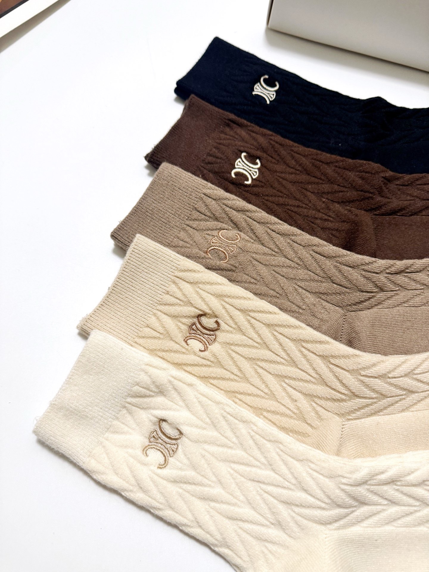 配包装🌟【一盒5 双】 🌟Celine 赛琳 经典字母logo 羊绒混纺 中筒袜 ，ins超火爆配色 ，