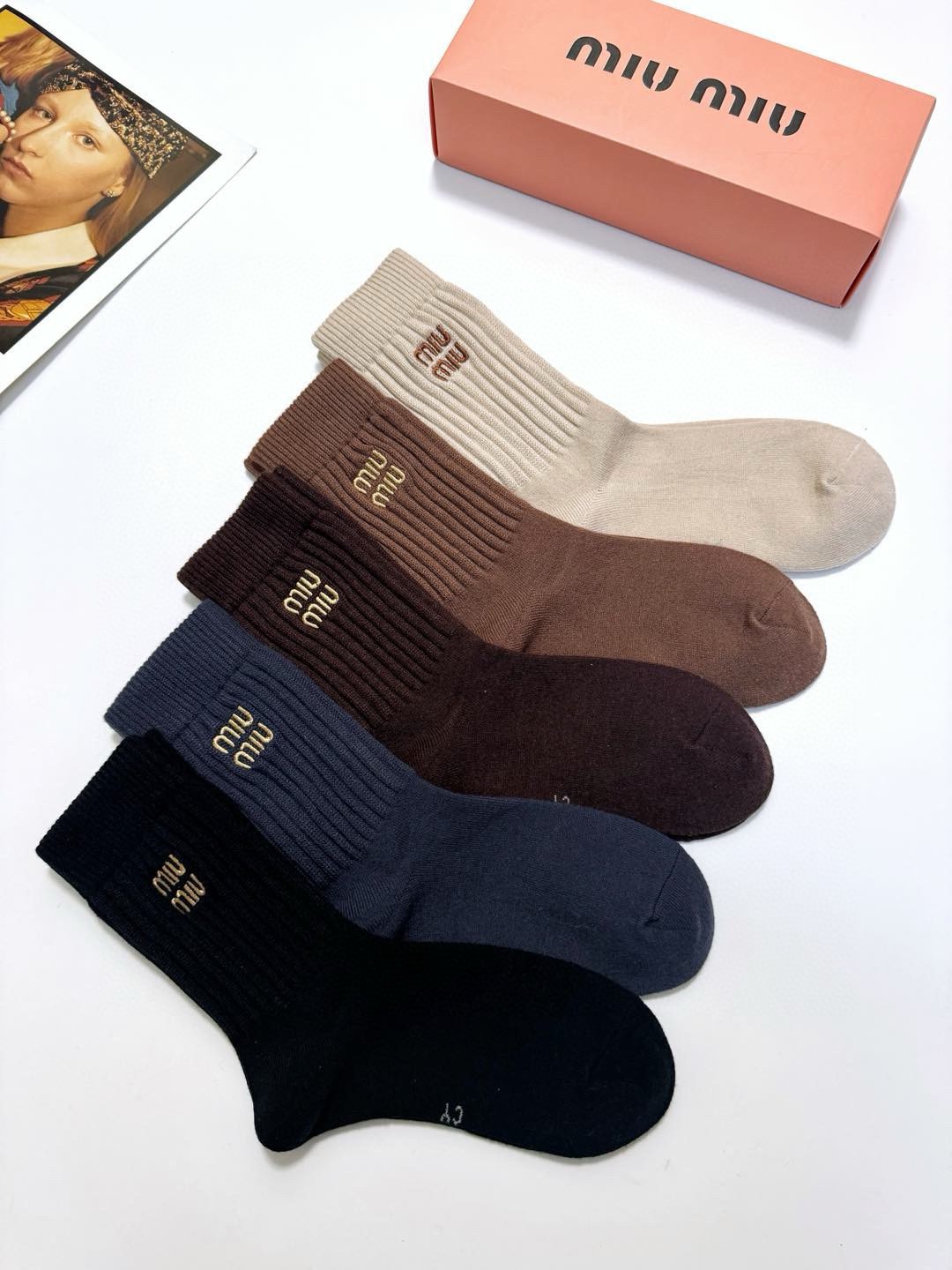 配包装🌟【一盒5 双】 🌟缪缪 miumiu 经典刺绣字母logo 羊绒混纺中筒袜 ，软糯亲肤，ins超